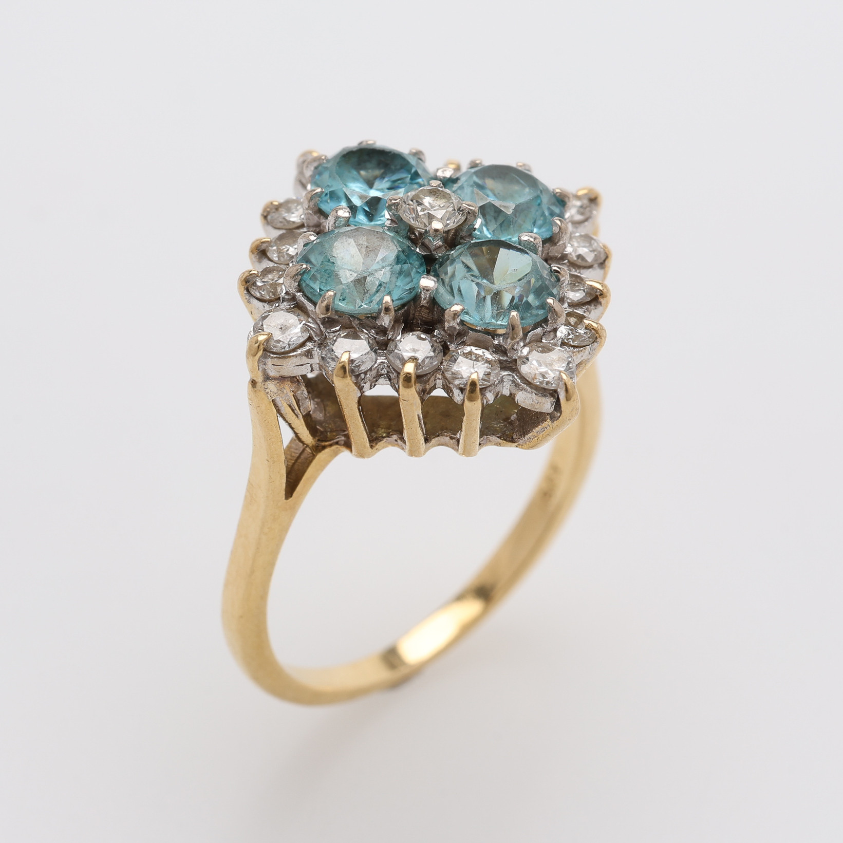 RING, 18K GULD, LJUSBLÅ SPINELLER & DIAMANTER, TOTALT Ca. 6,8 g.