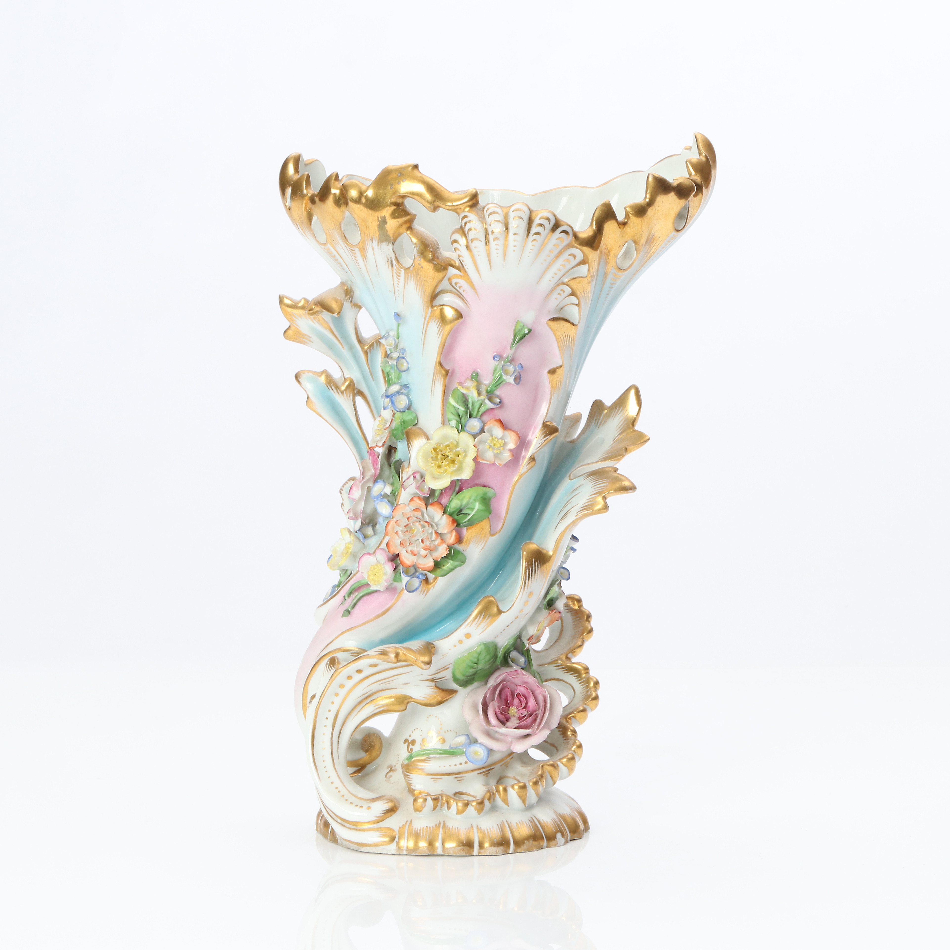 VAS. Porslin med polykrom samt förgylld dekor. 1800-talets andra hälft. Omärkt.