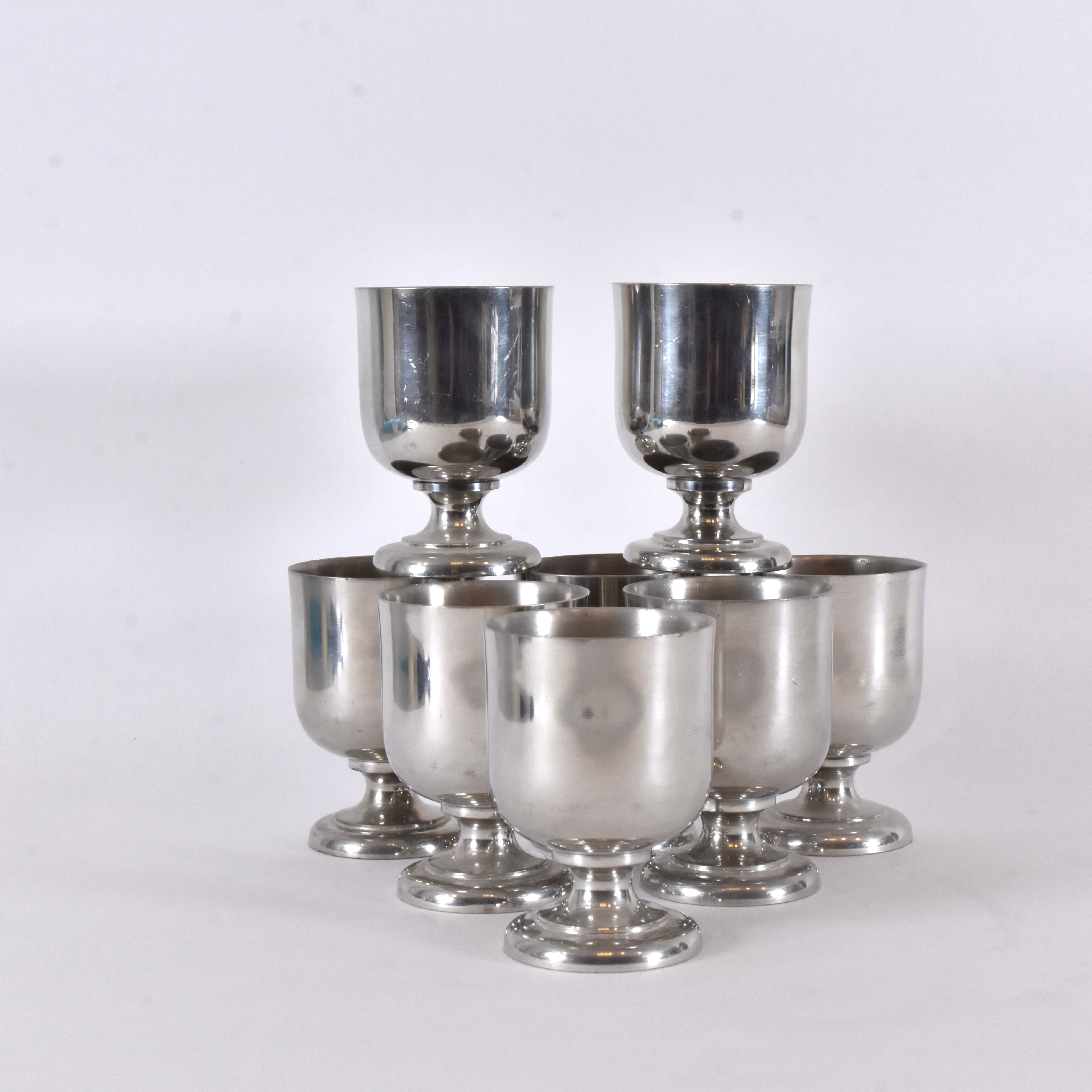 BERTIL  LYBECK. MUGGAR/VINGLAS, 8 st, högglanspolerat tenn, Firma Svenskt Tenn.