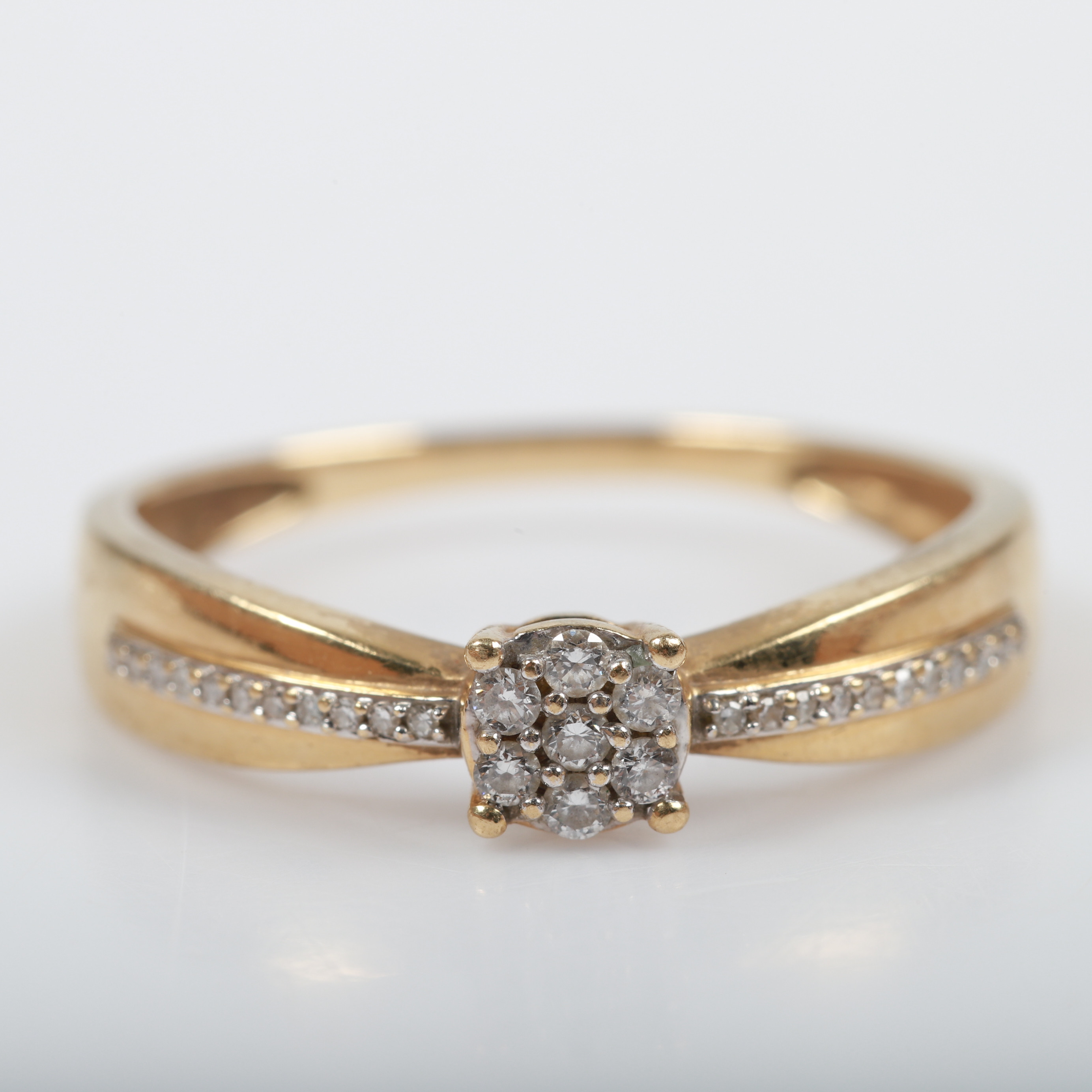 RING, 18 K guld med briljantslipade diamanter.