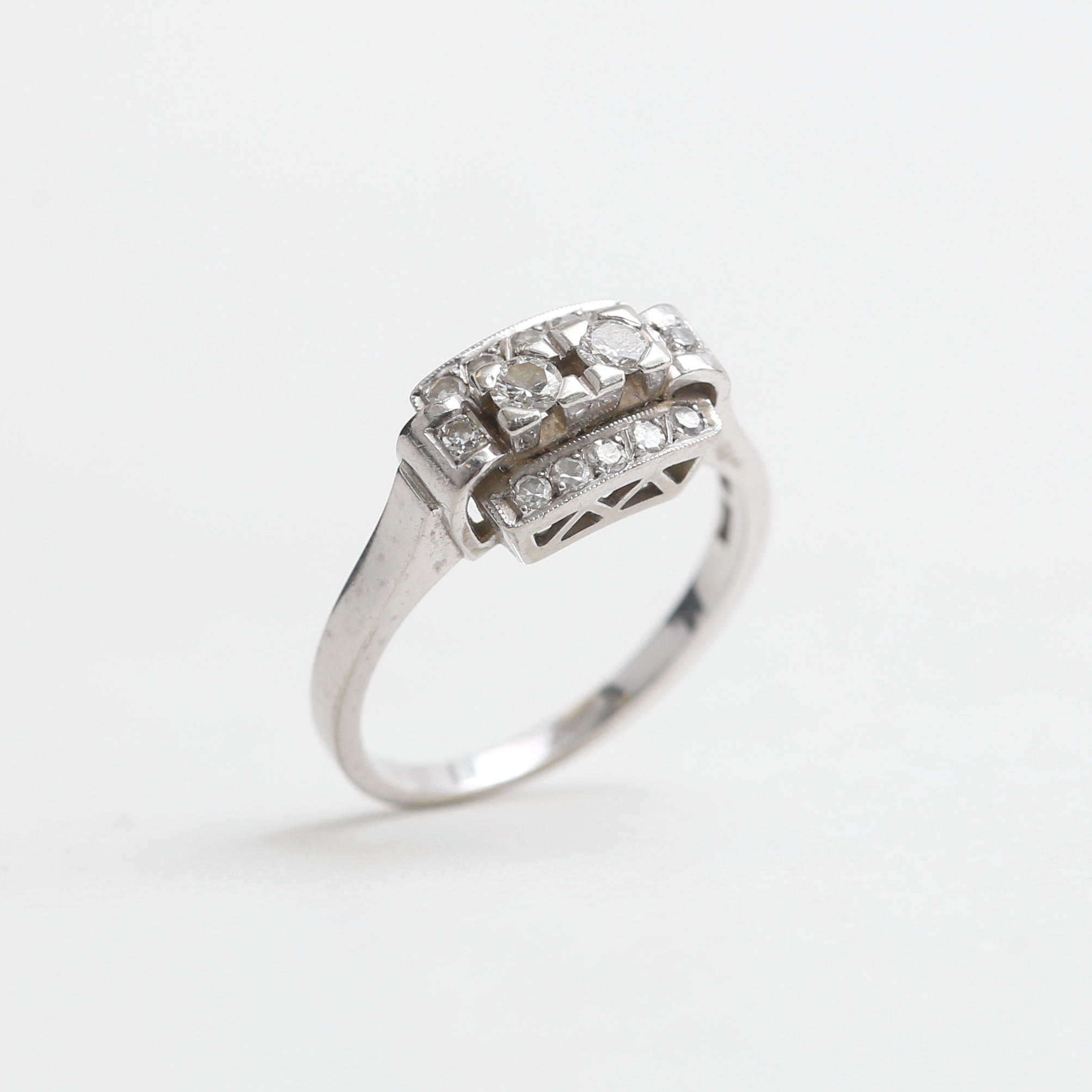 RING, 18 k vitguld med 14 diamanter, 0,27 ct, 4,82 gram.