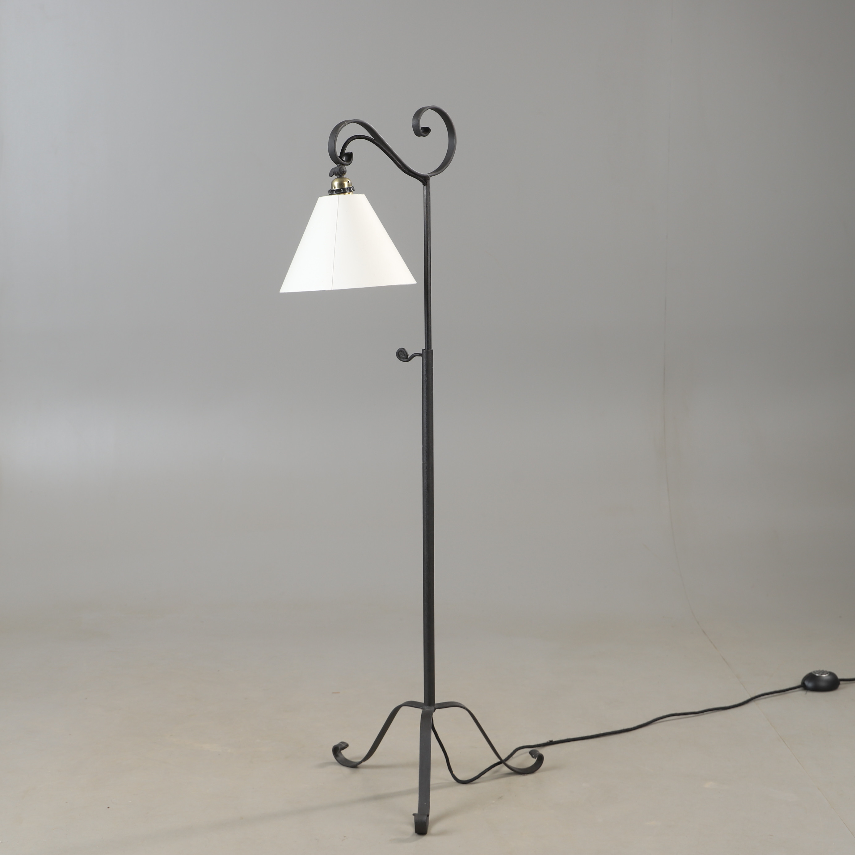 GOLVLAMPA, metall, 1900-talets andra hälft.