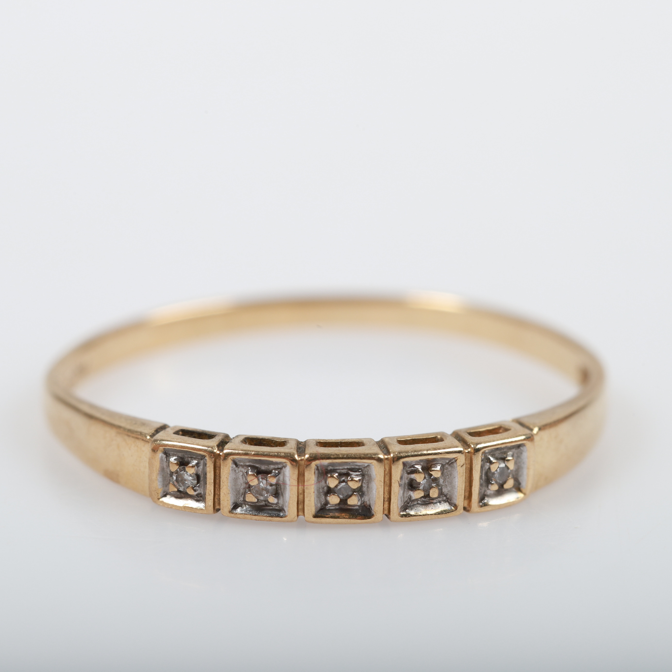 RING, 18 K guld med briljantslipade diamanter.