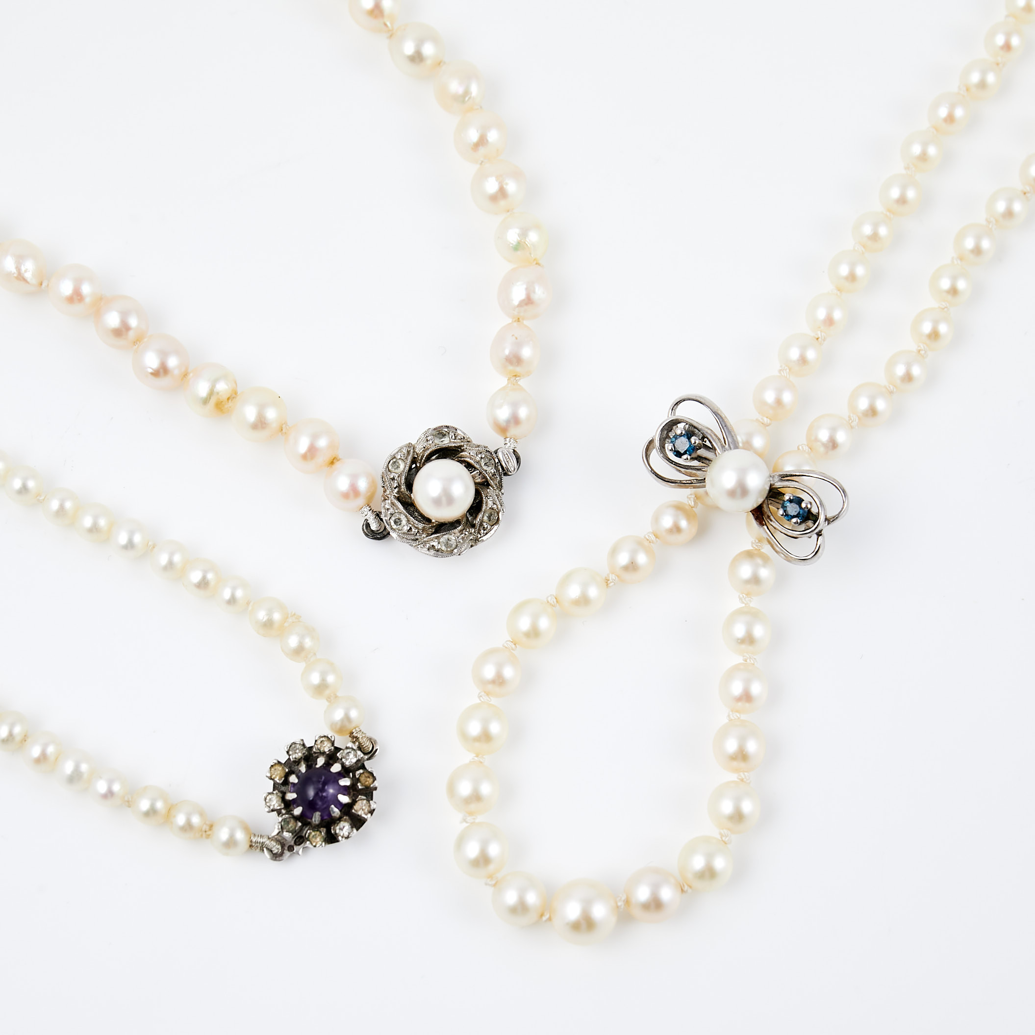 PÄRLCOLLIER, 3 st, samt PÄRLKLÄMMA, silver, safirer, odlade vita saltvattenspärlor, lås av silver, odlad pärla, syntetiska vita spineller.