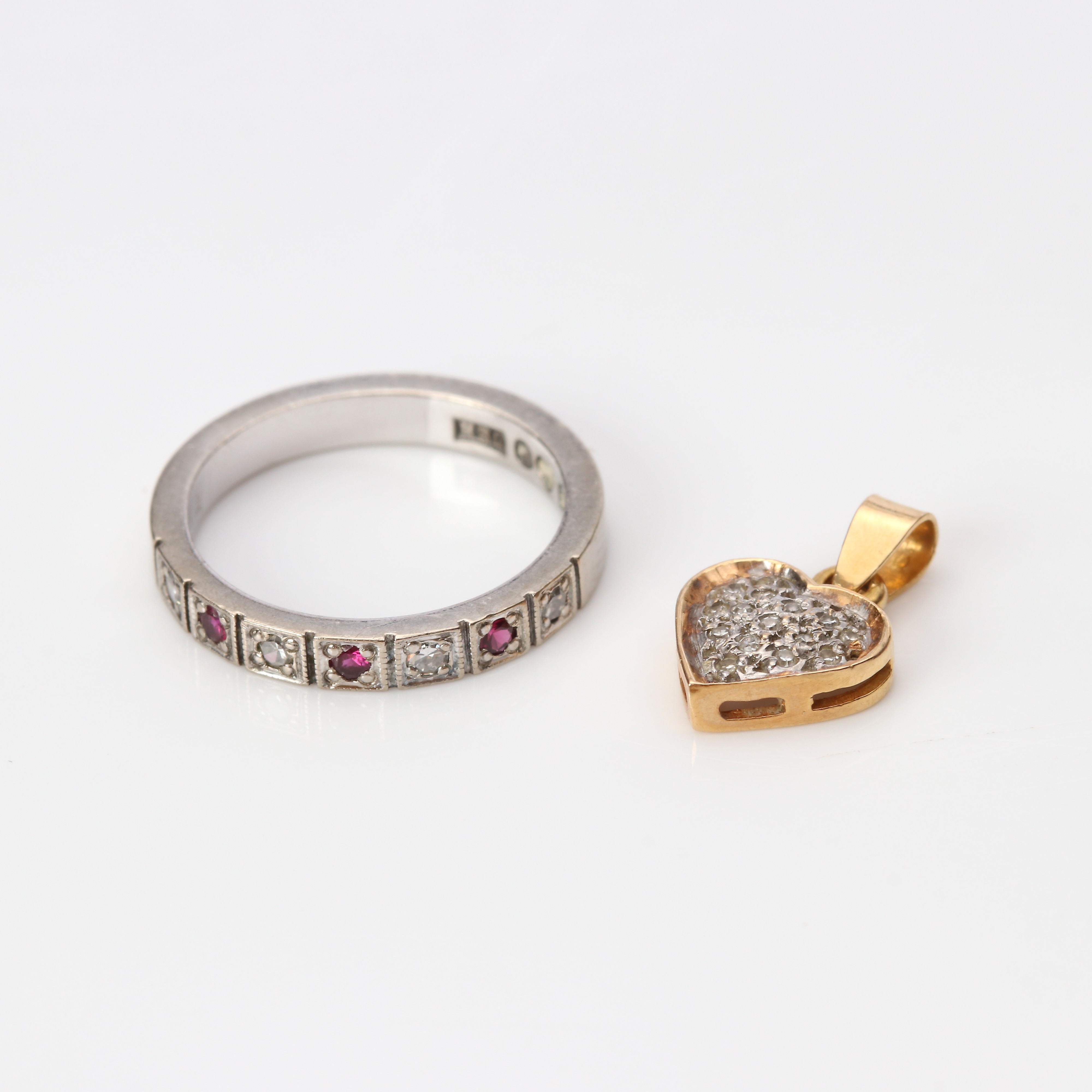 FLICKSMYCKEN, TVÅ ST. 18k röd- och vitguld med 8/8-slipade diamanter och röda stenar, totalvikt ca 3,3 gram.