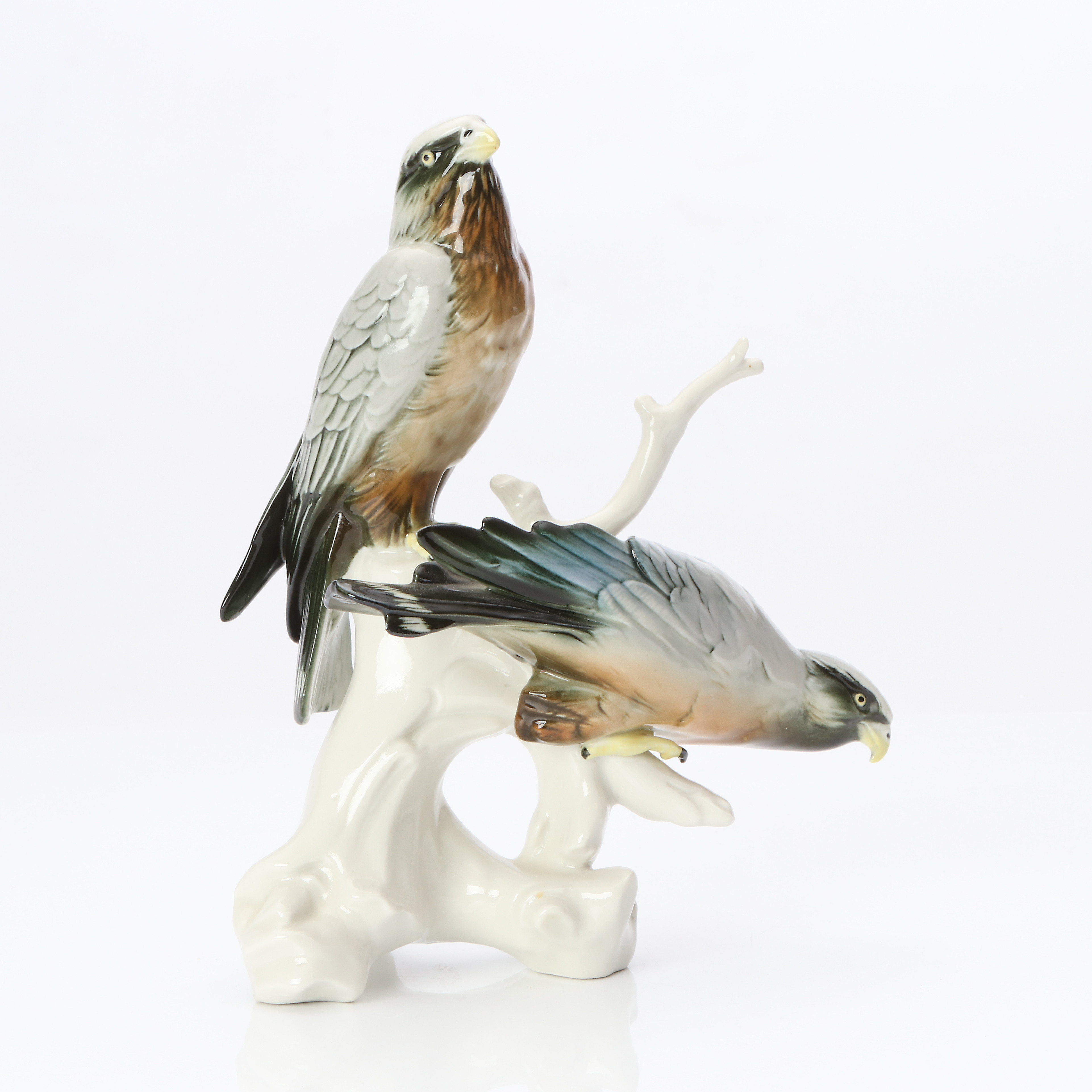 KARL ENS. FIGURIN. Keramik. Rovfåglar på gren. Märkt undertill.