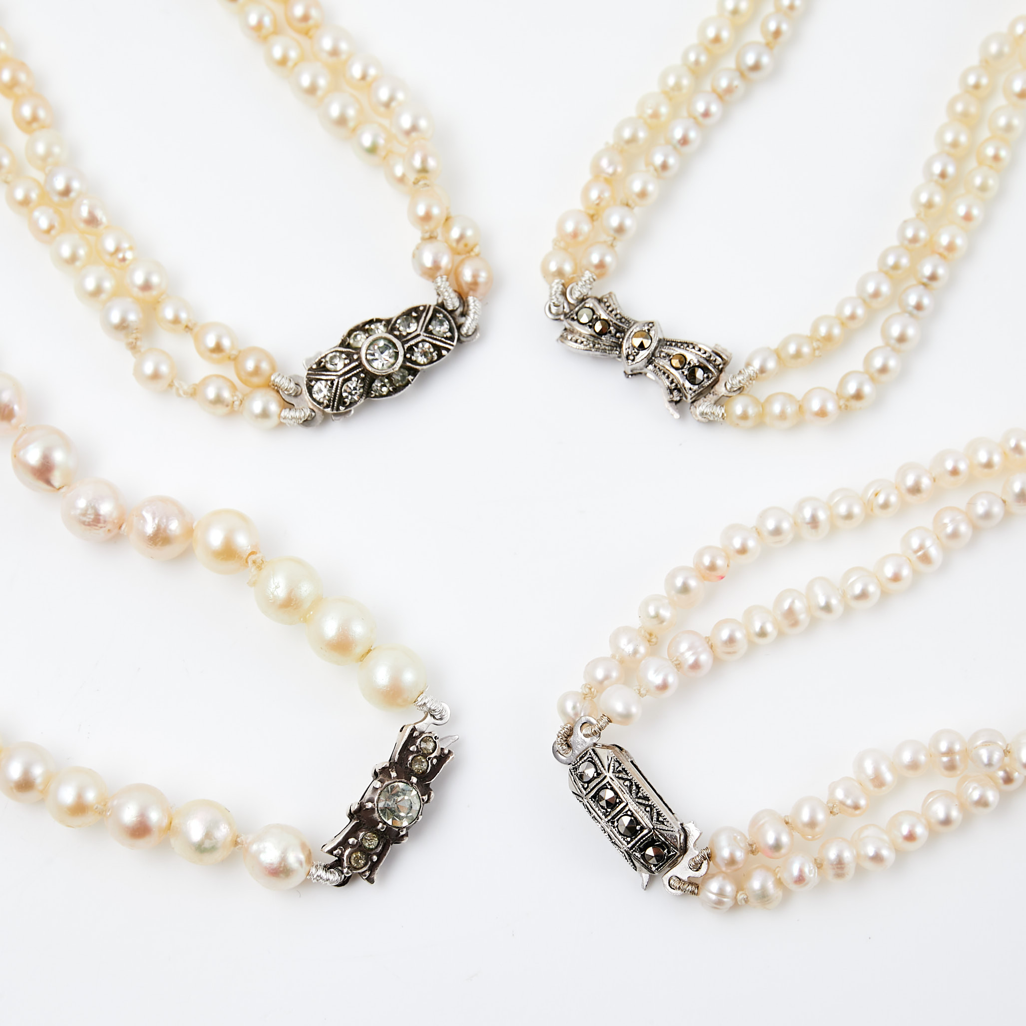 ARMBAND, 4 st, varav tre st 2-radiga, odlade vita salt- samt sötvattenspärlor, lås av silver, markasiter, strass.