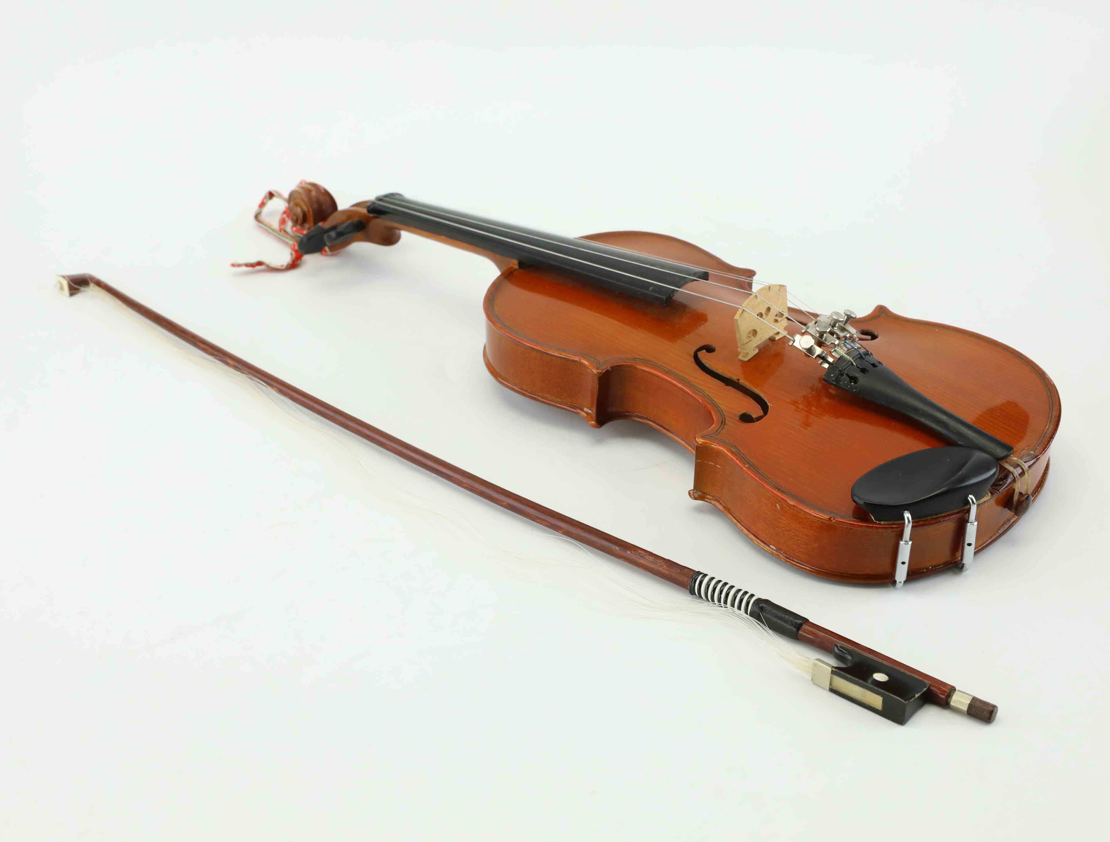 VIOLIN med stråke, Skylark Brand, barnmodell, Kina, 1900-tal.
