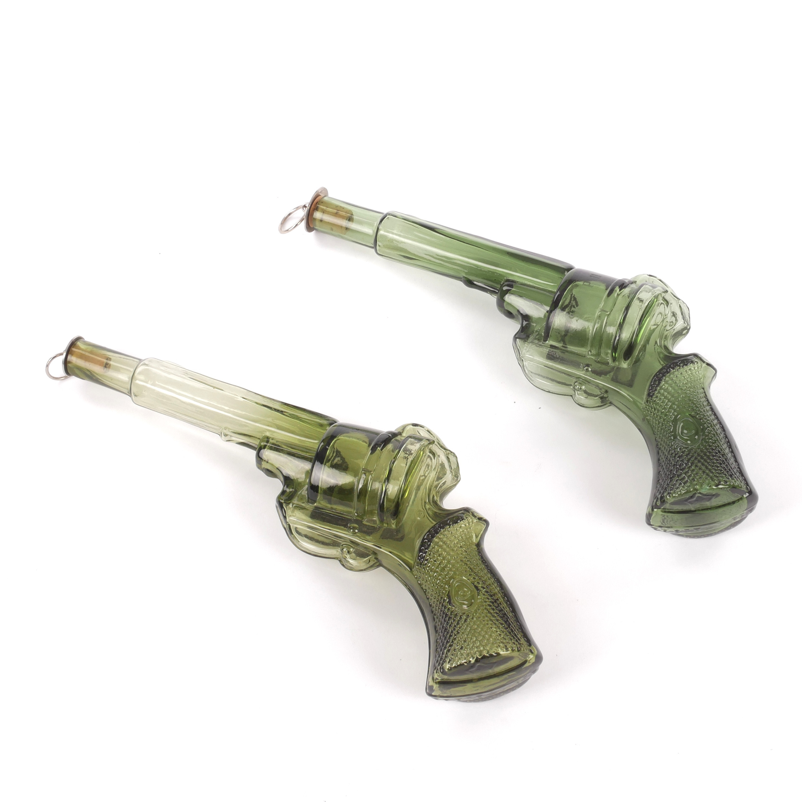 KARAFFER, 2 st, i form av revolver, grönt glas, Gullaskruf.
