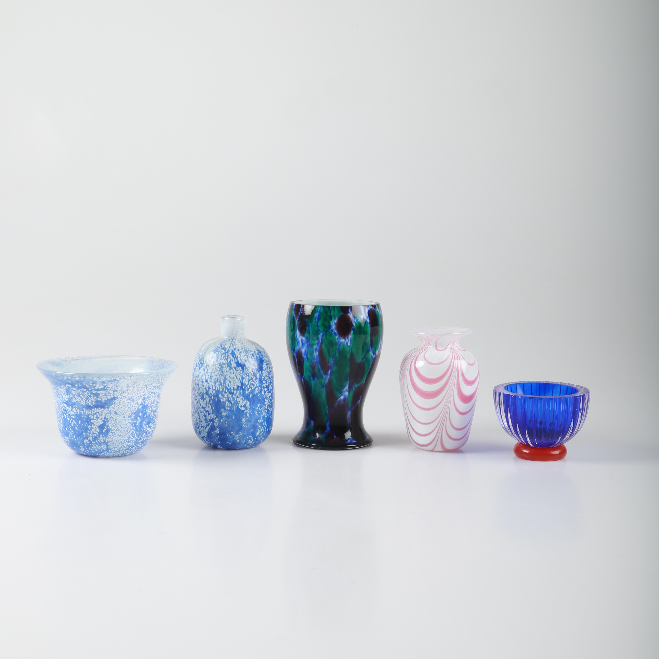 SKÅLAR SAMT VASER, 5 delar, konstglas, bl a Jens Eltorp.