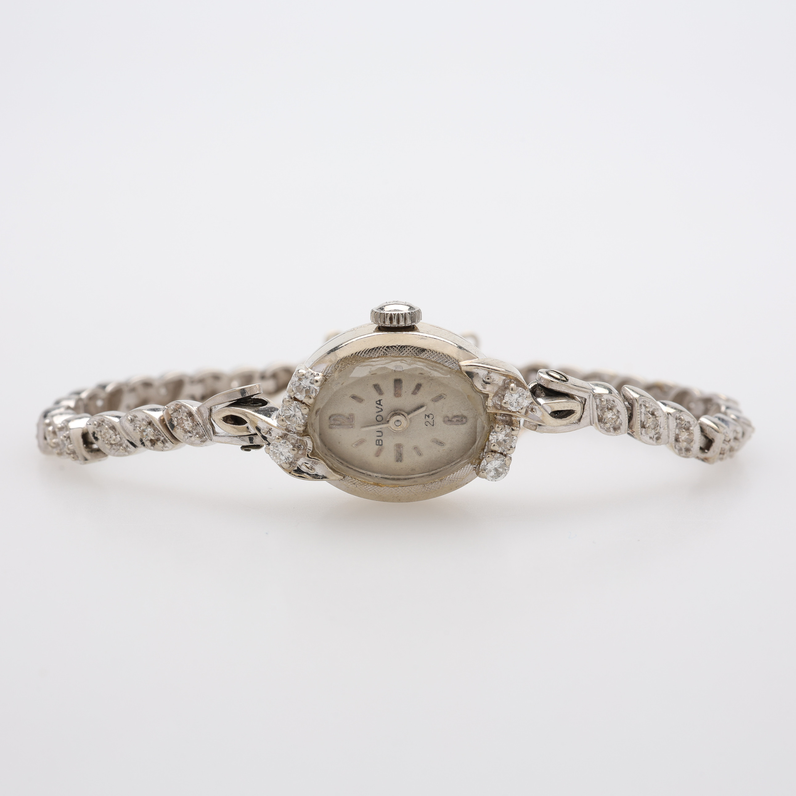 DAMARMBANDSUR, BOETT & LÄNK AV 14K GULD, DIAMANTER, BULOVA, MANUELLT UPPDRAG, TOTALVIKT Ca. 15,7 g.