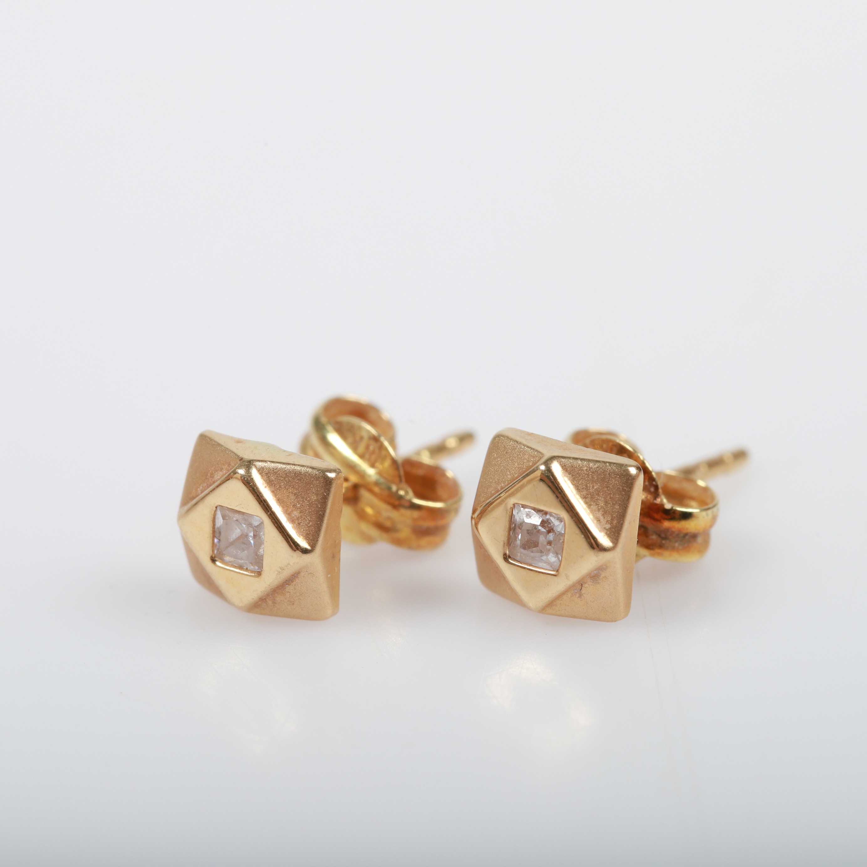 ÖRHÄNGEN, 1 par, 18 K guld med fasettslipade stenar.