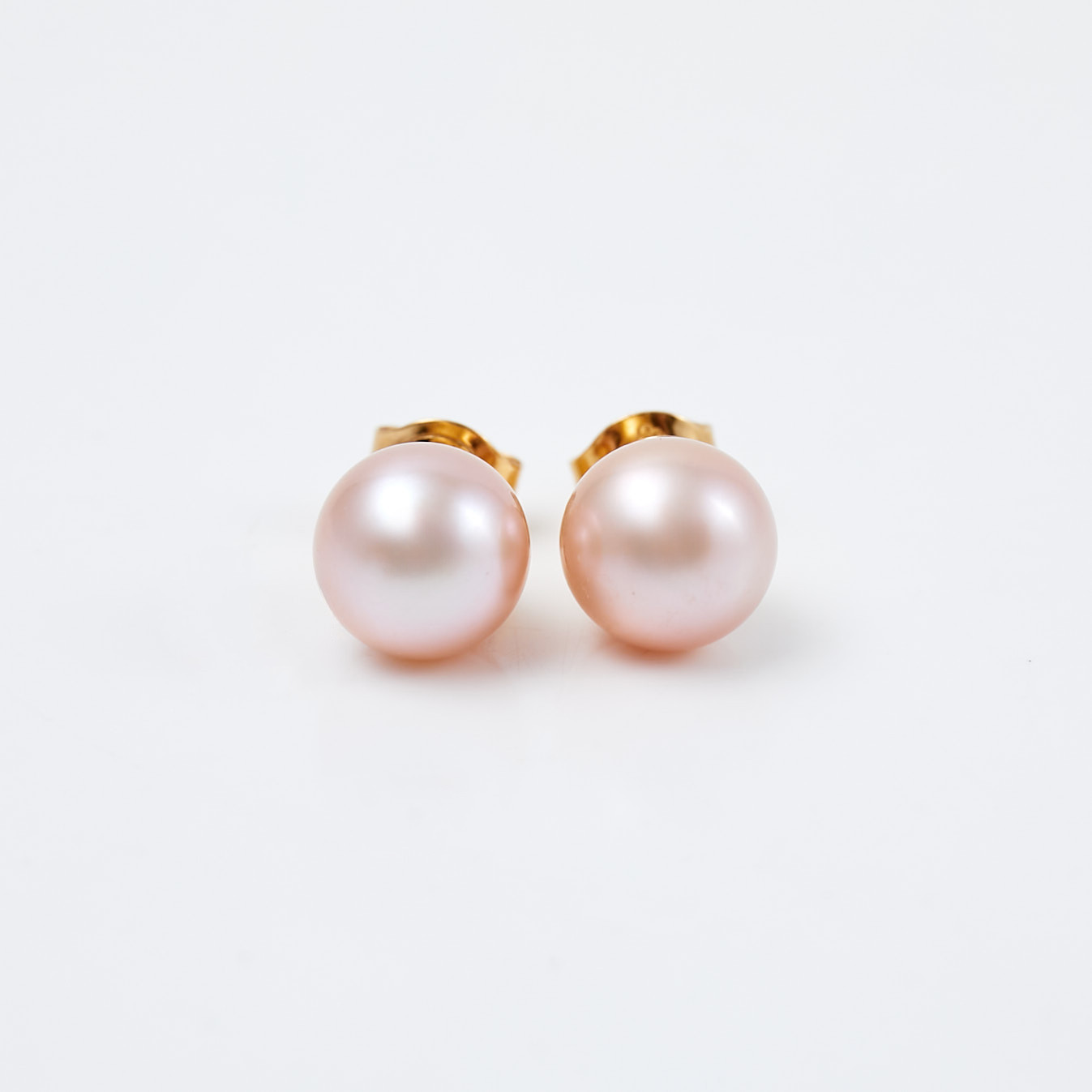 ÖRHÄNGEN, 1 par, 18 k guld, vardera med 1 odlad rosa saltvattenspärla, svenska kontrollstämplar.