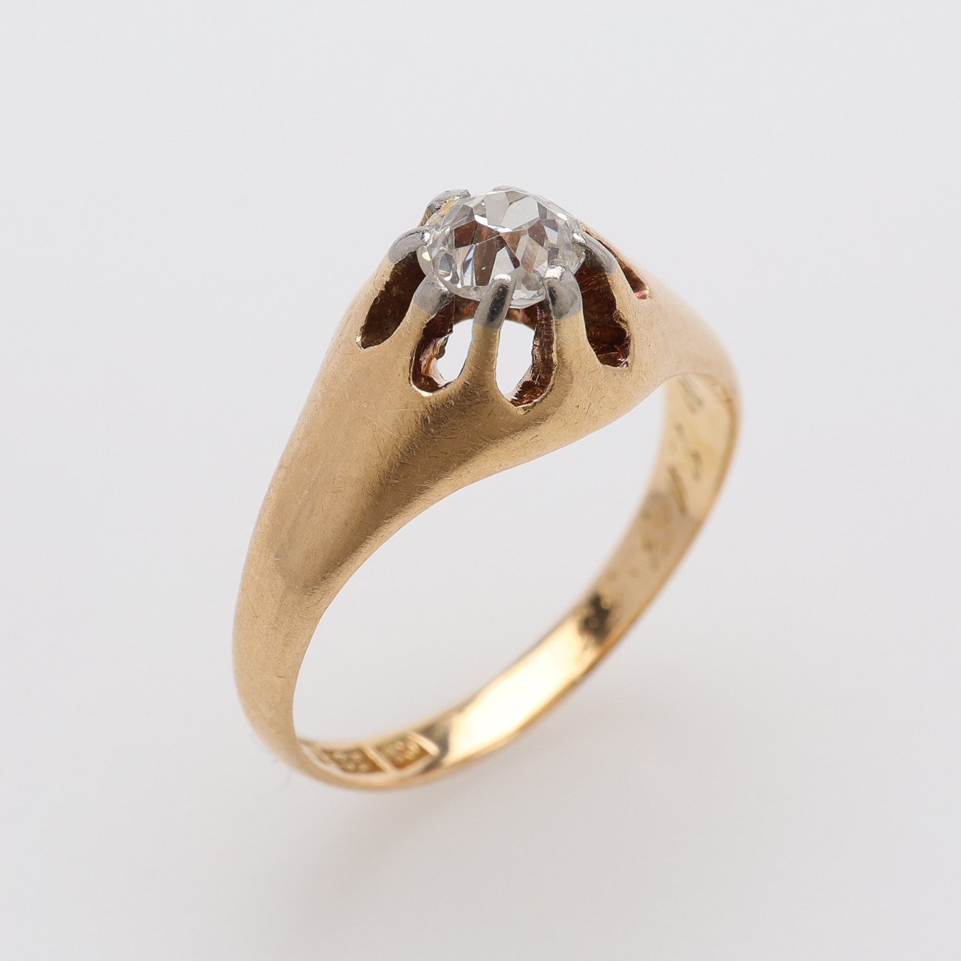 RING 18K MED EN GAMMALSLIPAD DIAMANT CA 0,35 CT.