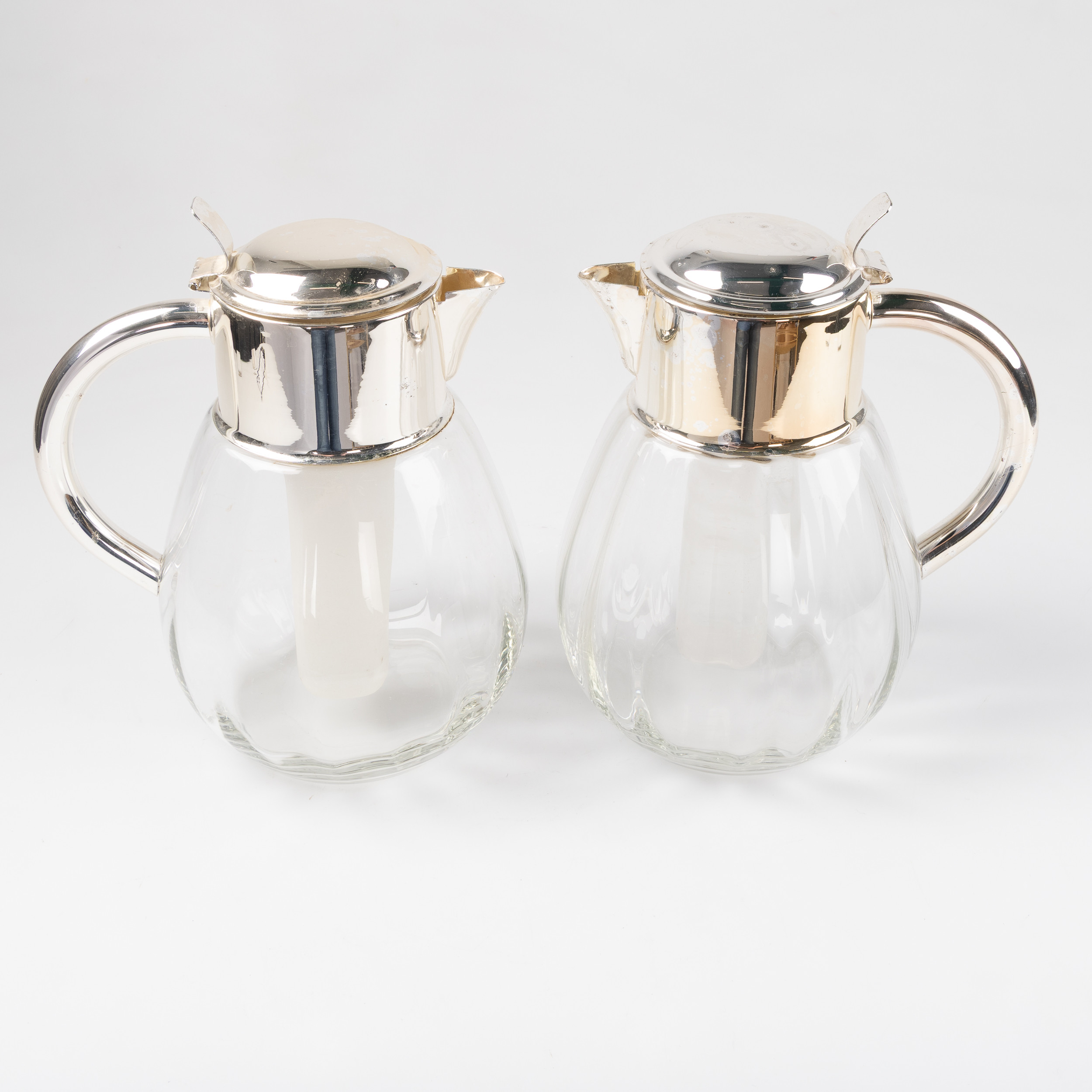 LEMONADKANNOR, 2 stycken, saluförda via Svenskt Tenn AB.