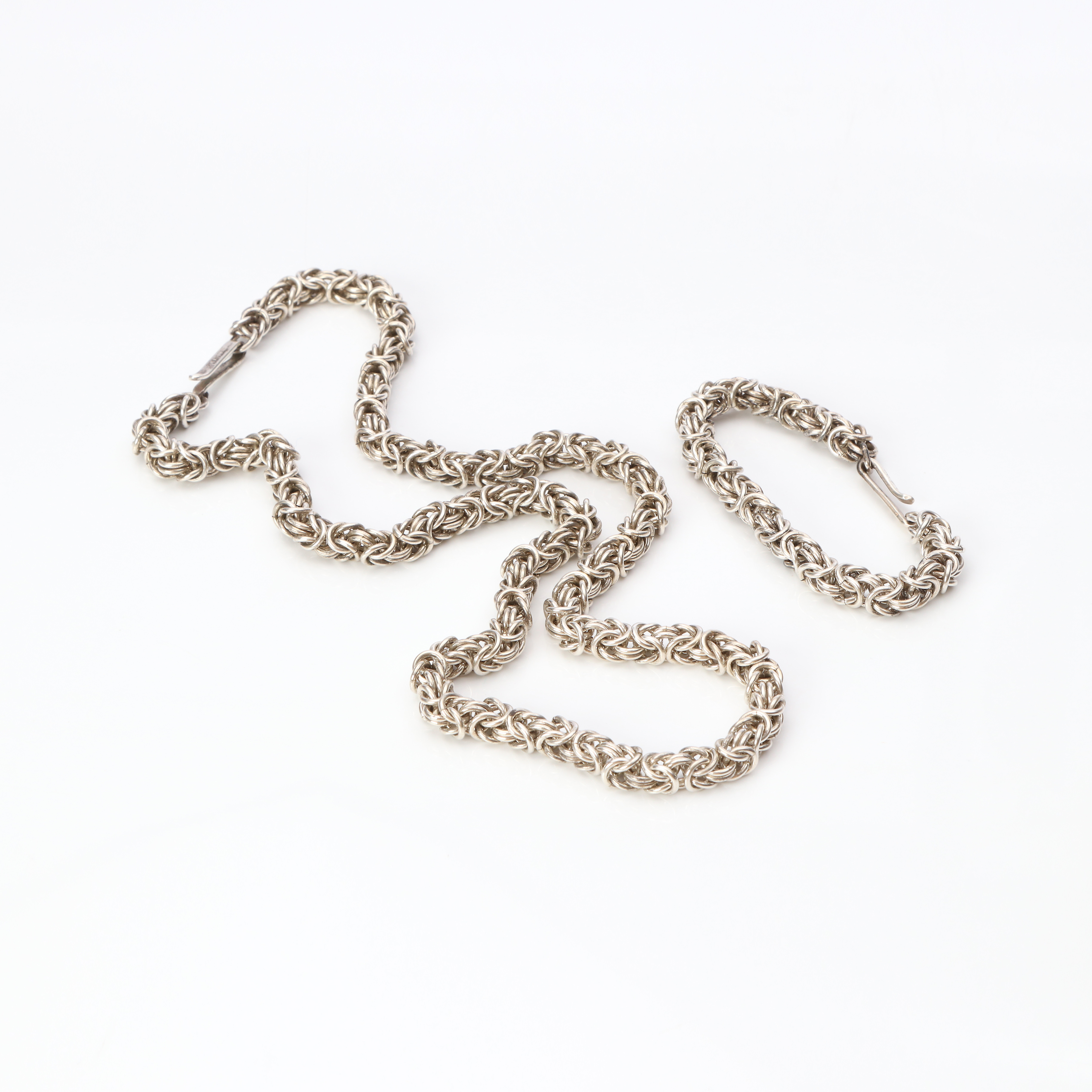 HALS- OCH ARMBAND. Nils Novén silversmide, Eslöv 1997, totalvikt ca 230 gram.