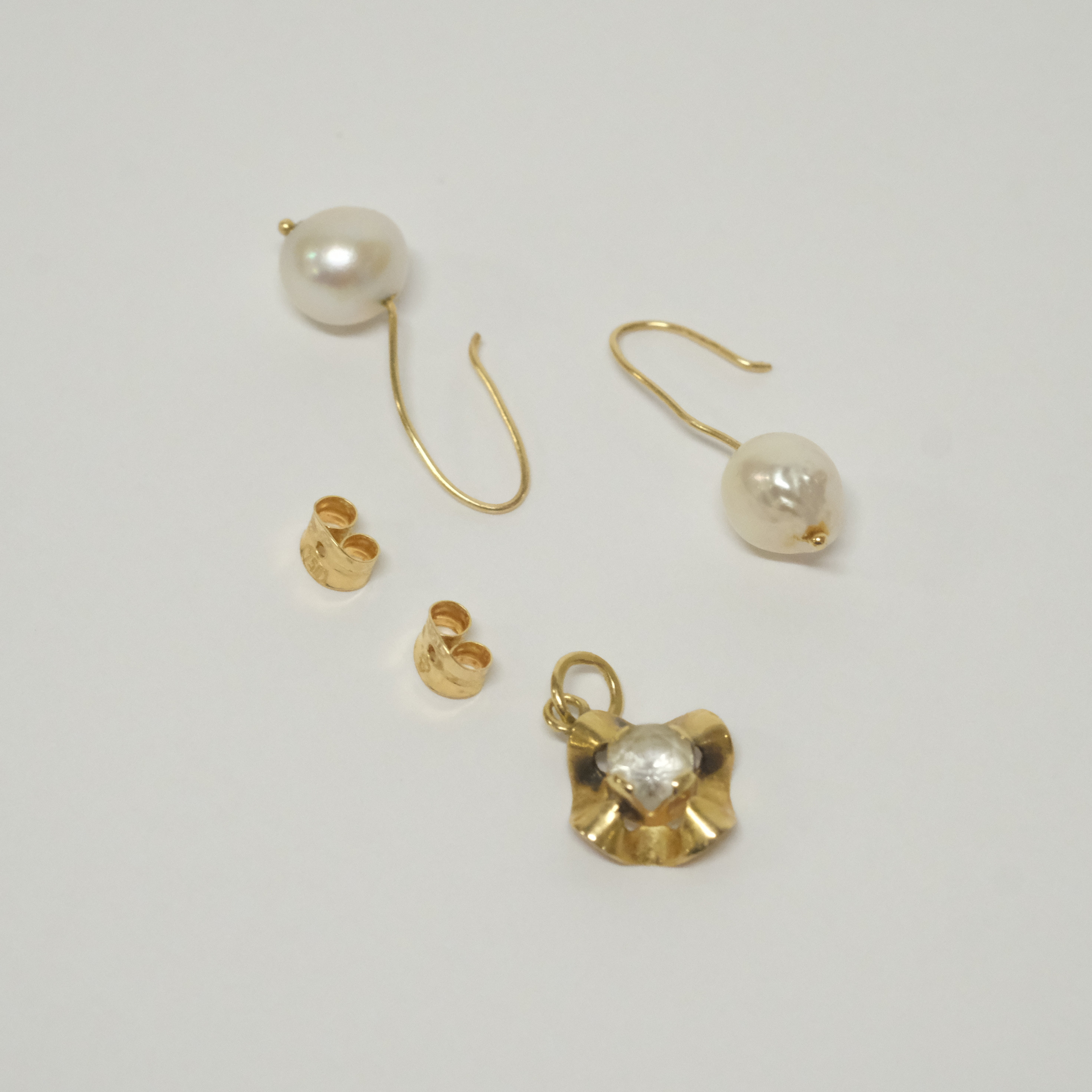 ÖRHÄNGEN MED PÄRLOR SAMT HÄNGE, 18K GULD.