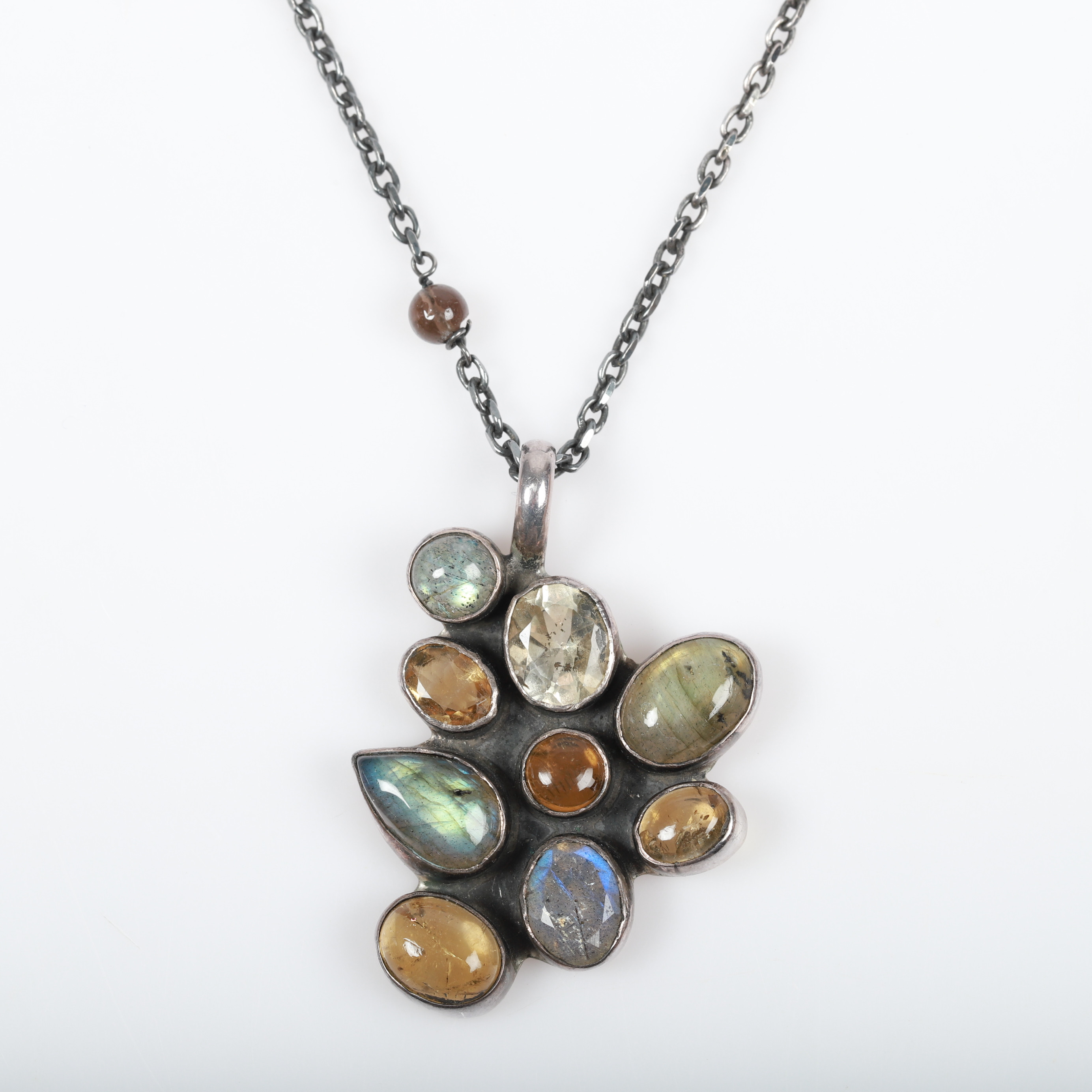 HÄNGE MED KEDJA, sterlingsilver med slipade stenar.