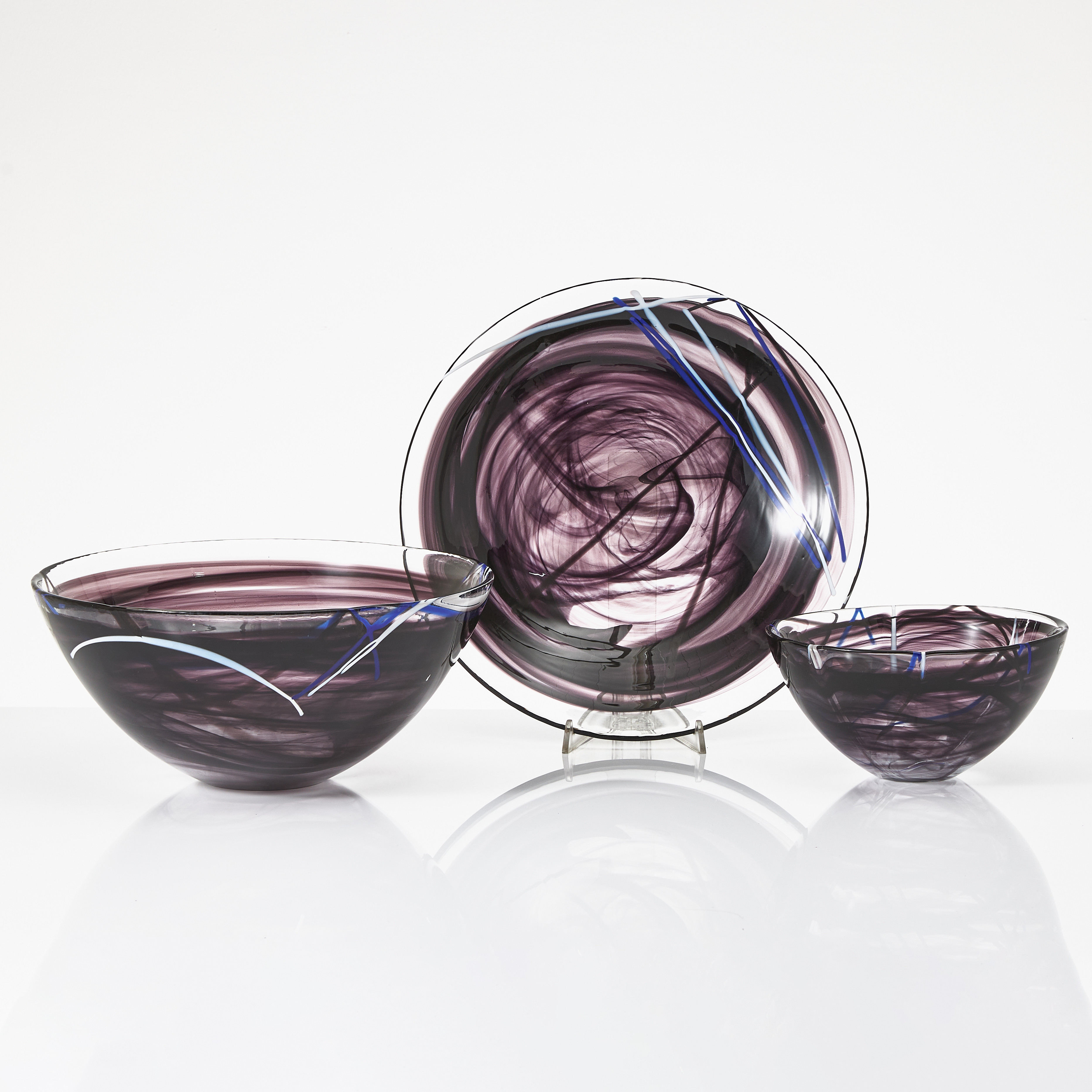 ANNA EHRNER. Skålar, 2 stycken, fat, "Contrast" Kosta Boda. Centrifureat glas med pålagda glasstavar.