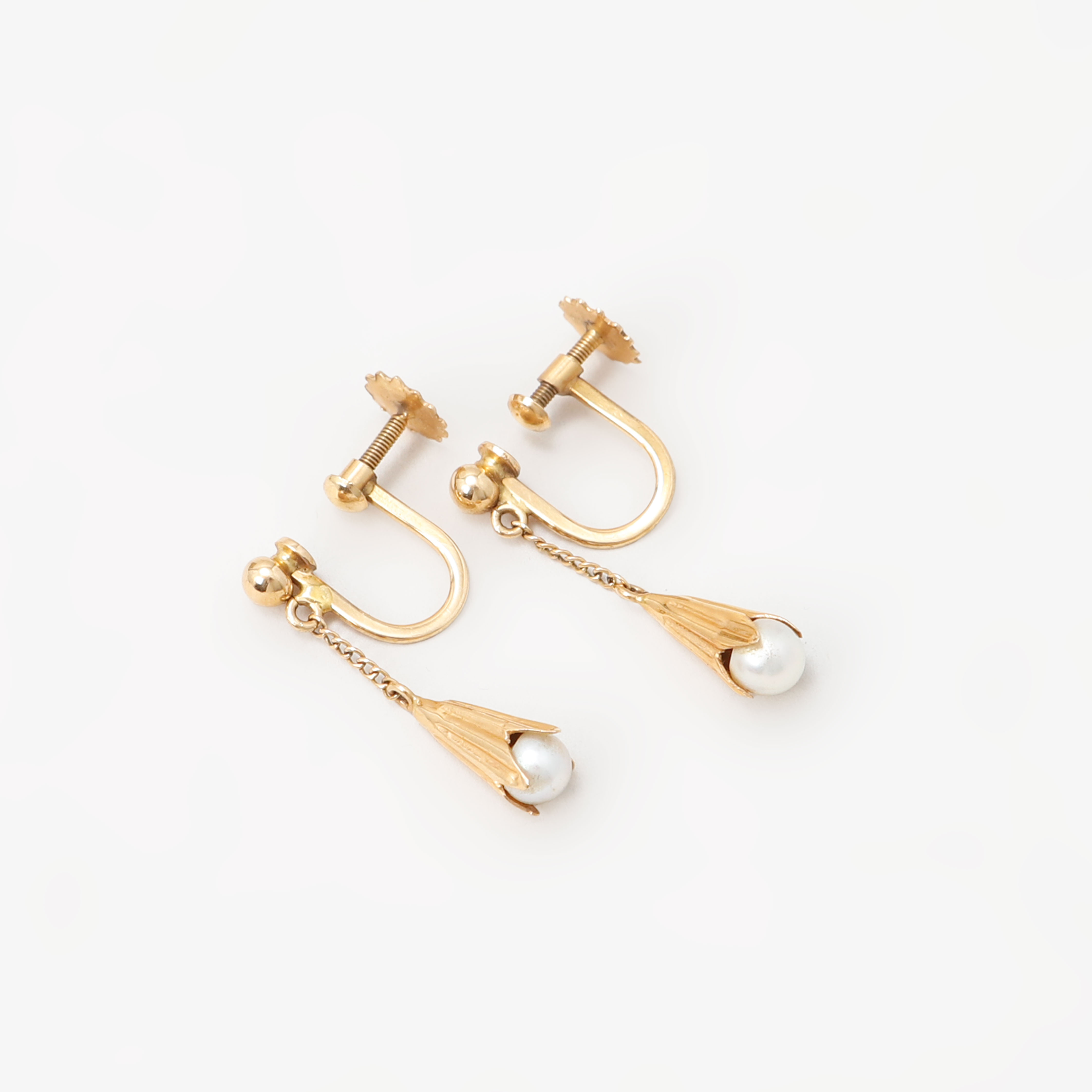 ÖRHÄNGEN, 1 par, 18k guld med pärla, vikt ca 2,5 gram.
