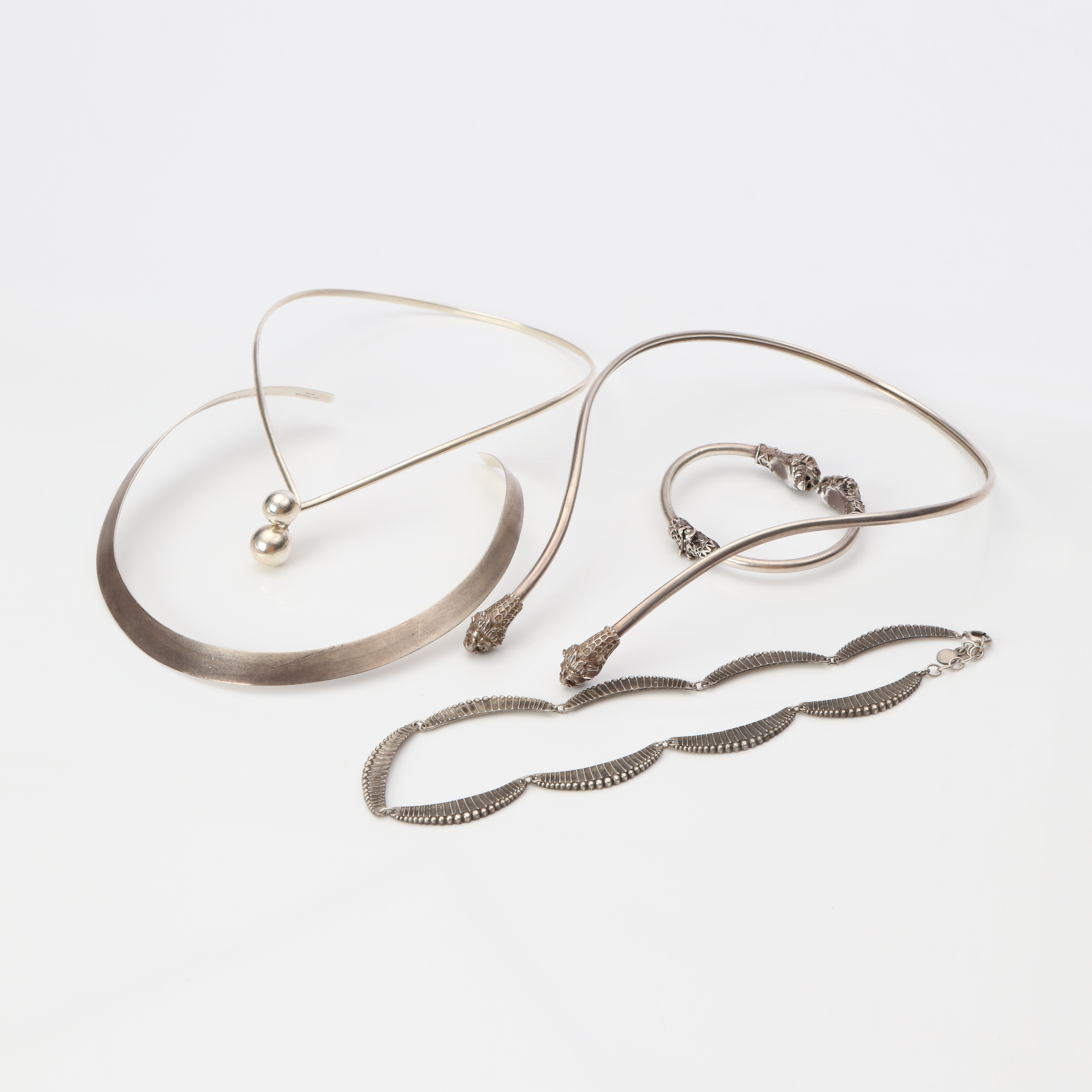 PARTI SILVERSMYCKEN, FEM ST. Silver och sterlingsilver, totalvikt ca 115 gram.