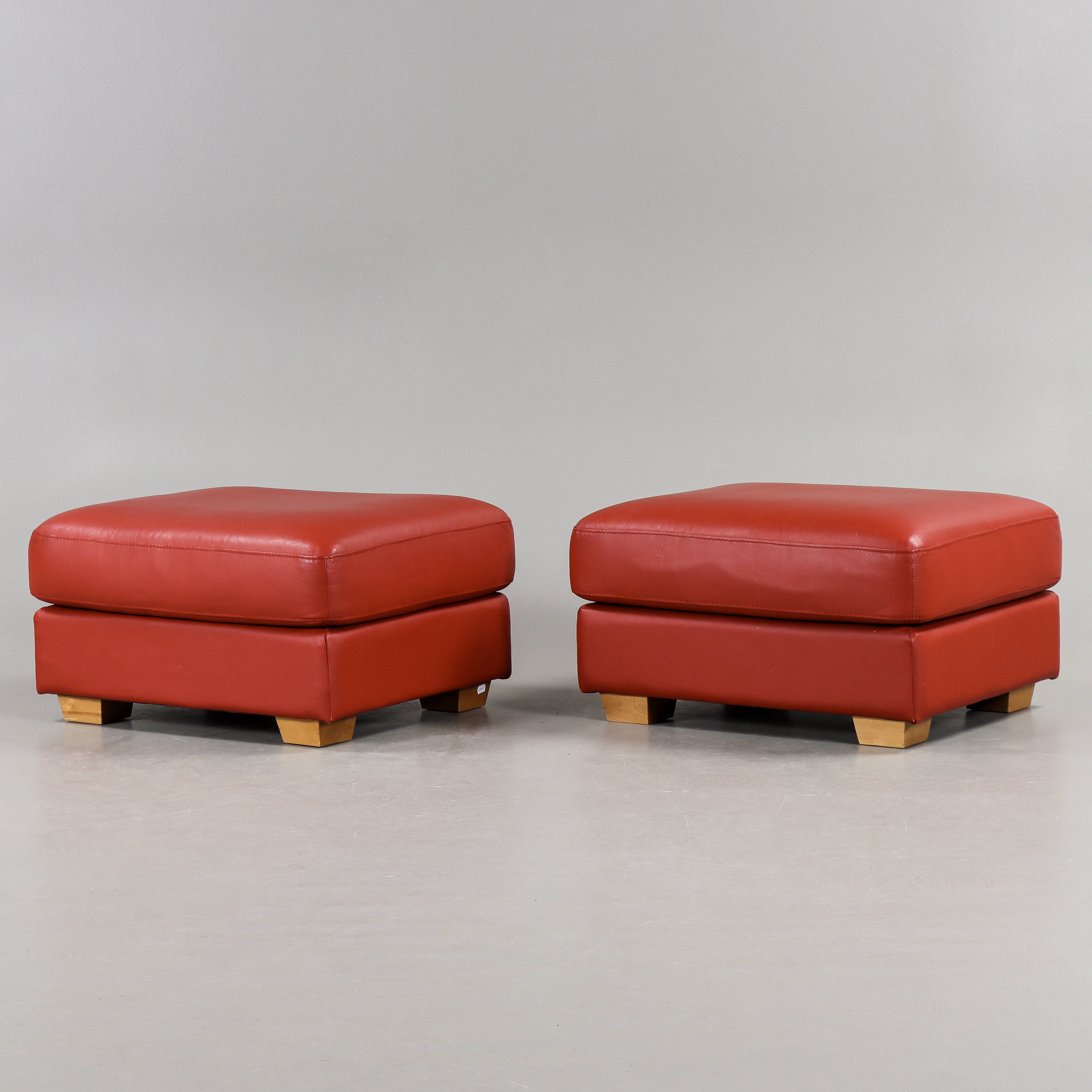 PALLAR 1 par, Röd skinnklädsel, 2000-tal.