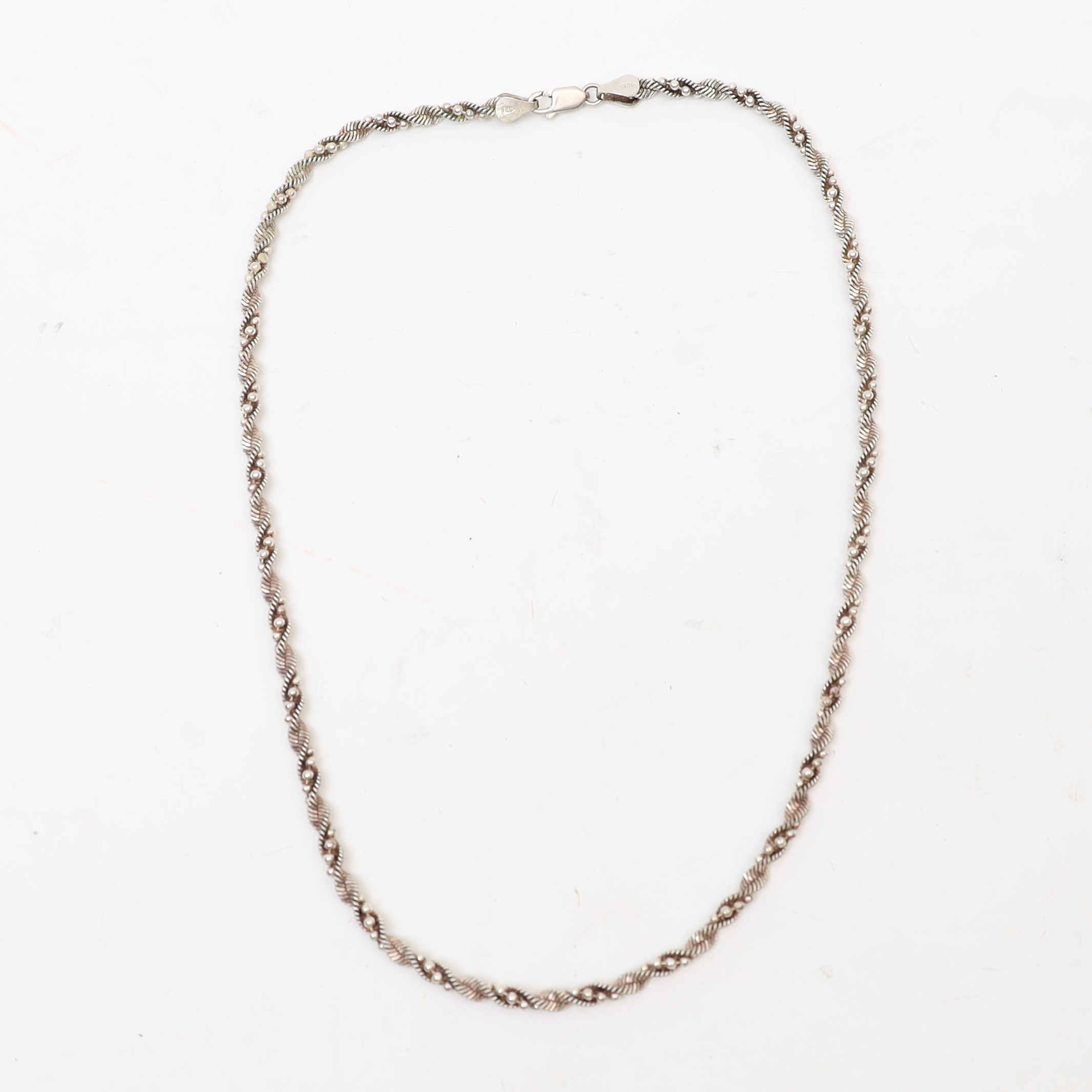 HALSBAND, sterlingsilver, tvinnad länk med pärlformade dekorer.