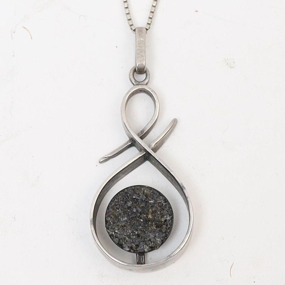 HALSBAND MED HÄNGE, silver, med infattad dekor.