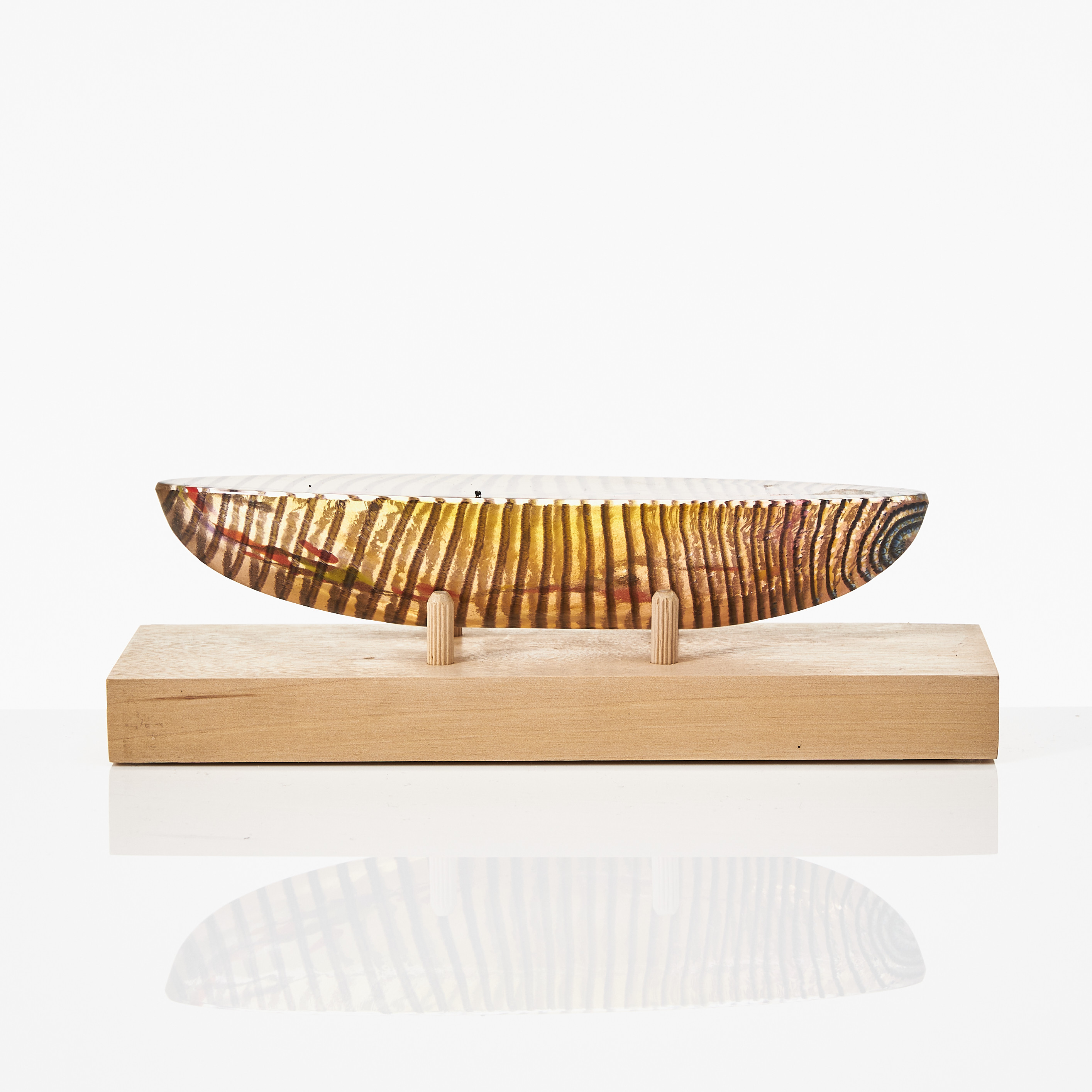 BERTIL VALLIEN. Skulptur, glas, Kosta Boda, i form av båt med innesluten polykrom dekor. Osignerad.