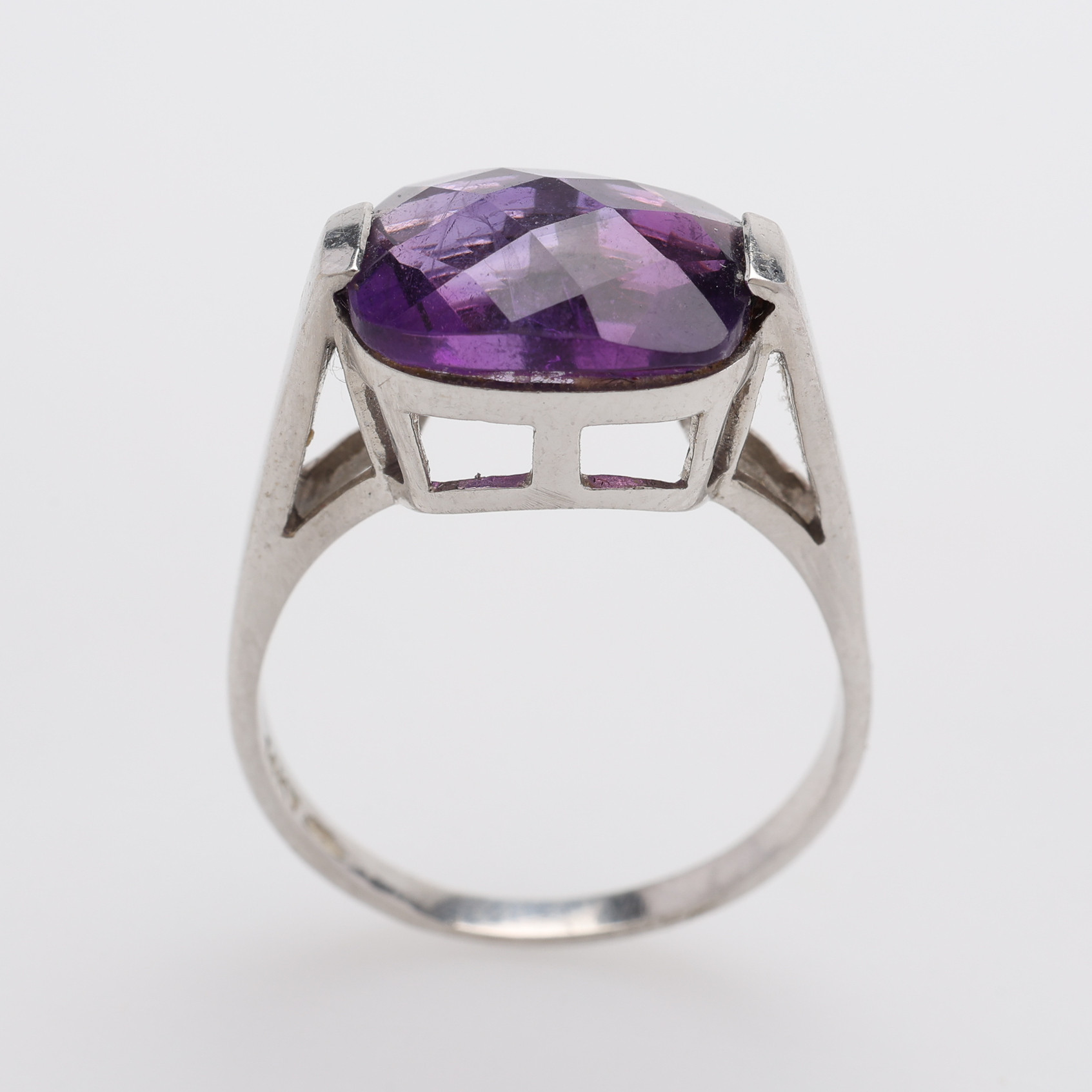 RING, 14K VITGULD & FACETTSLIPAD AMETIST, TOTALT Ca. 4,5 g.