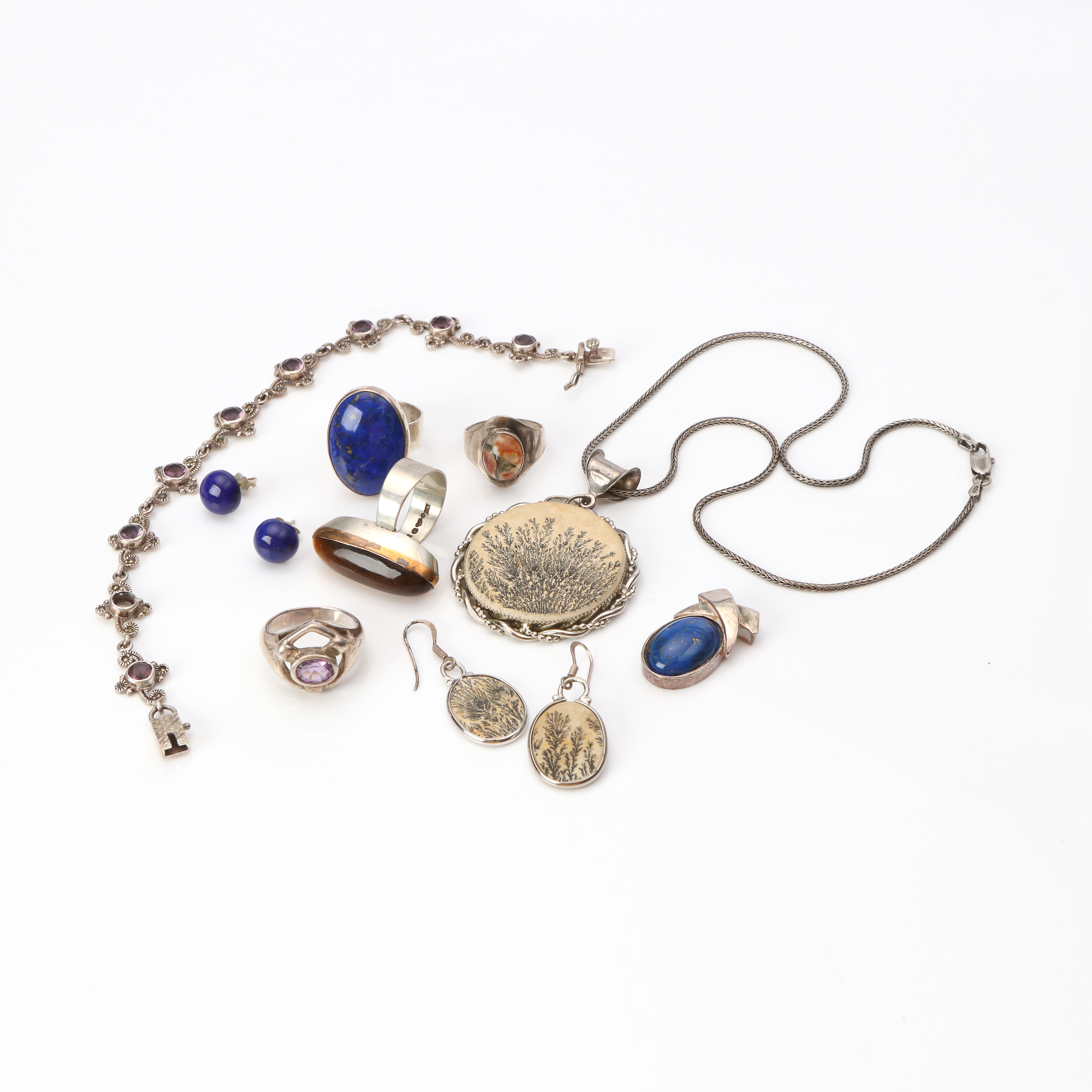 PARTI SILVERSMYCKEN. Silver med lapis lazuli, mossagat, tigeröga och psilomelan-dendrit, totalvikt ca.