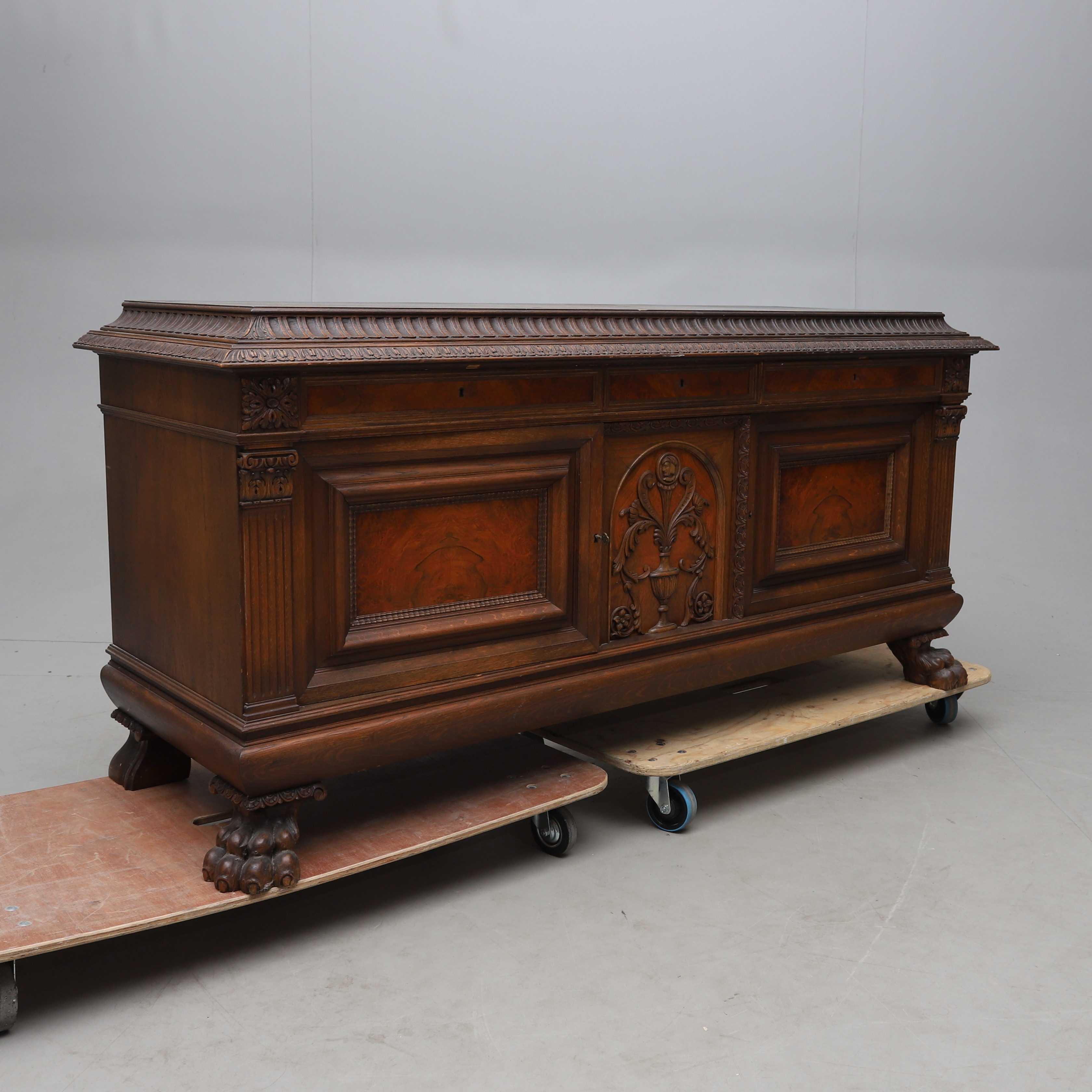 SIDEBOARD, barockstil, Carl Johanssons Möbleringsaffär, Stockholm, 1900-talets första hälft.