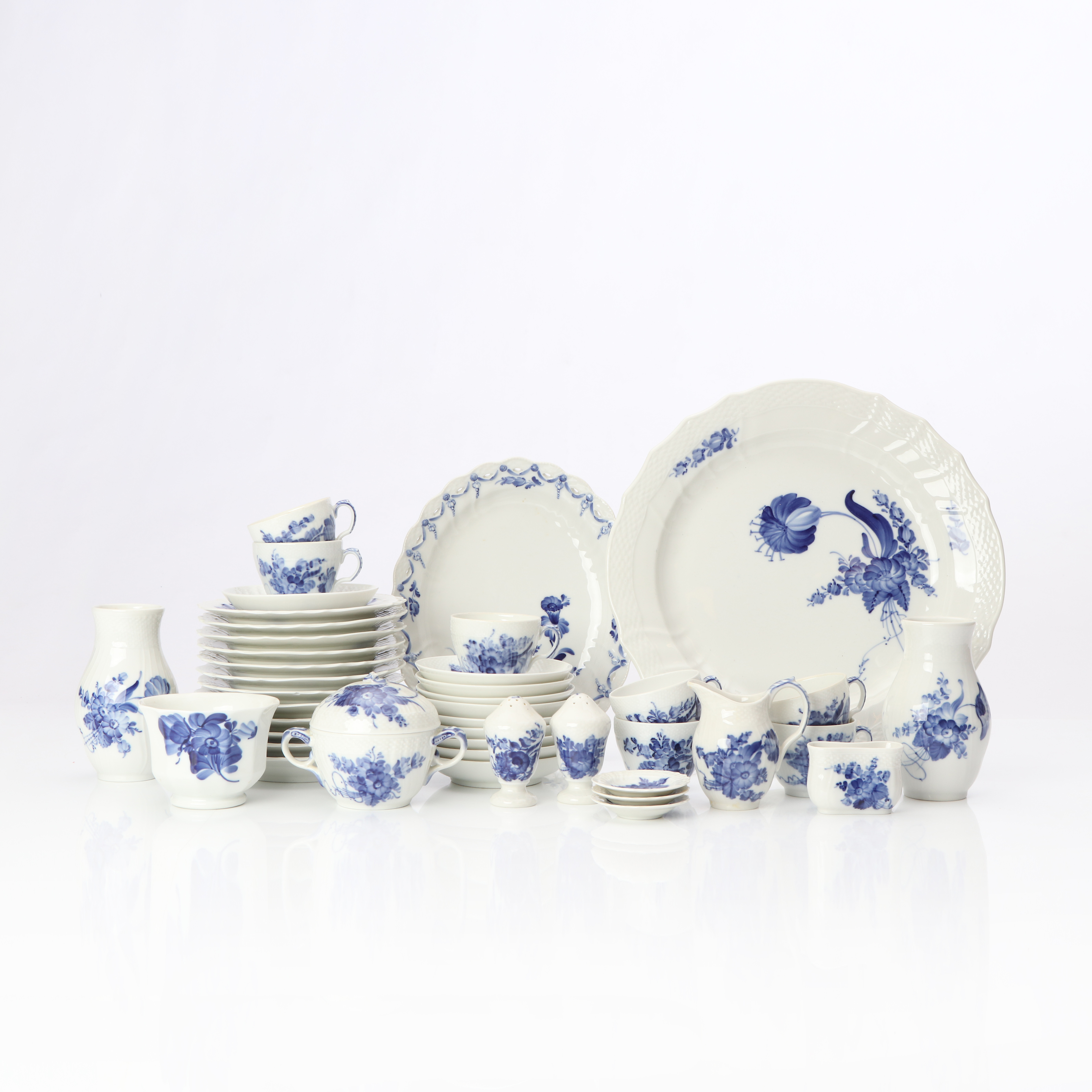 BLÅ BLOMST, KAFFESERVIS, 30 DELAR. Porslin. Royal Copenhagen.