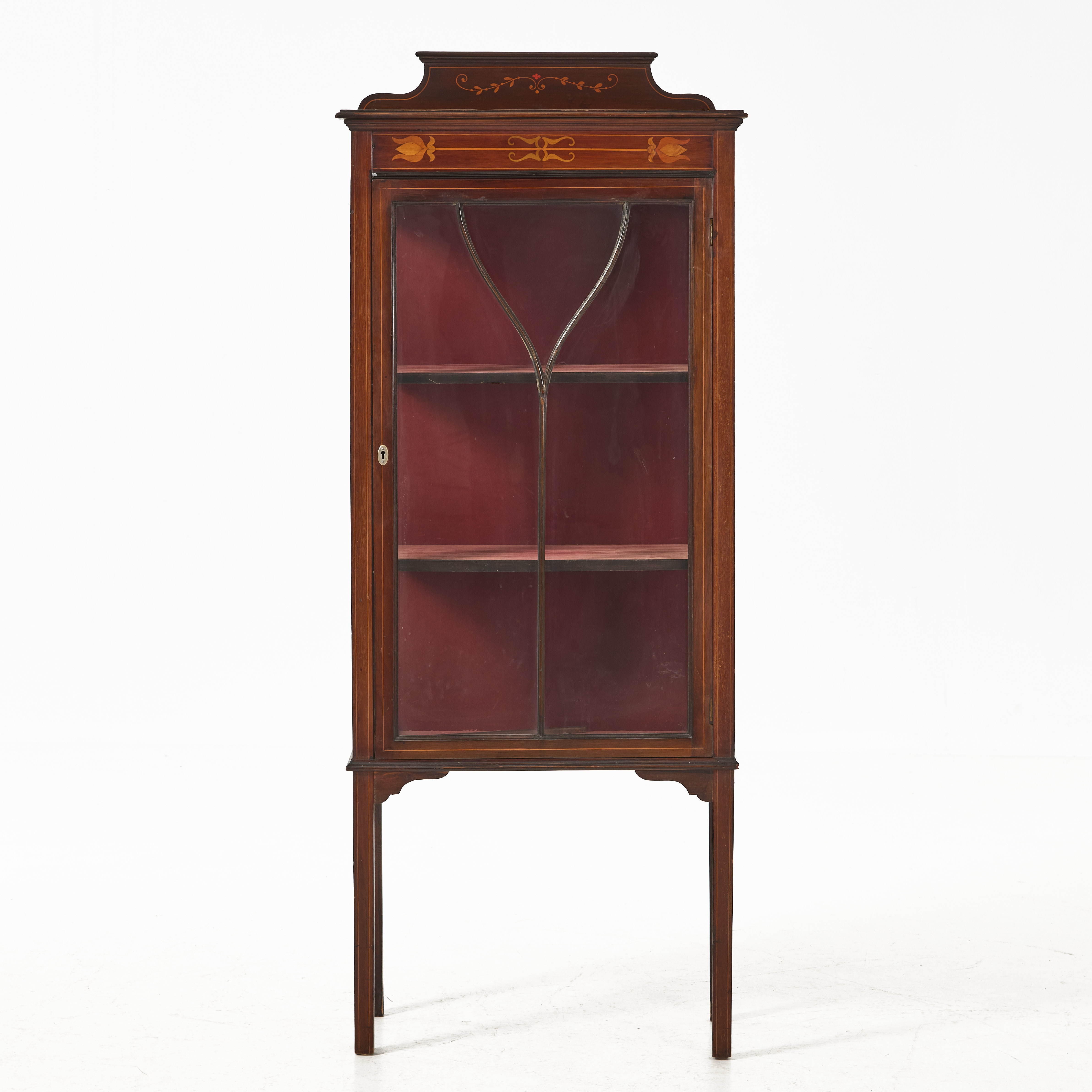 VITRINSKÅP, dekor av intarsia, engelsk stil, 1900-talets första hälft.
