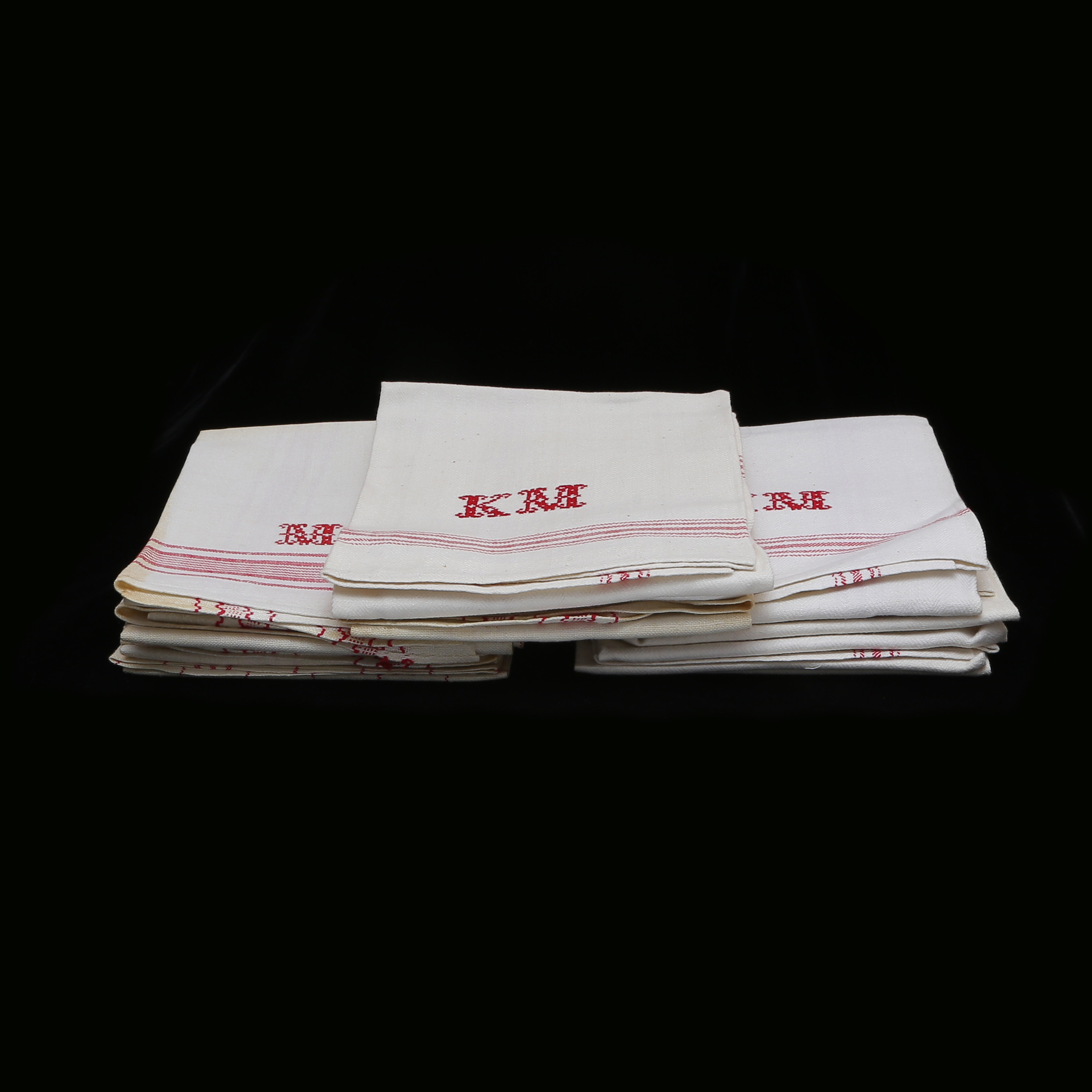 SAMLING KÖKSHANDDUKAR SAMT PARET RUTIGA BAKDUKAR, 13 DELAR, I LINNE, 1900-TAL.