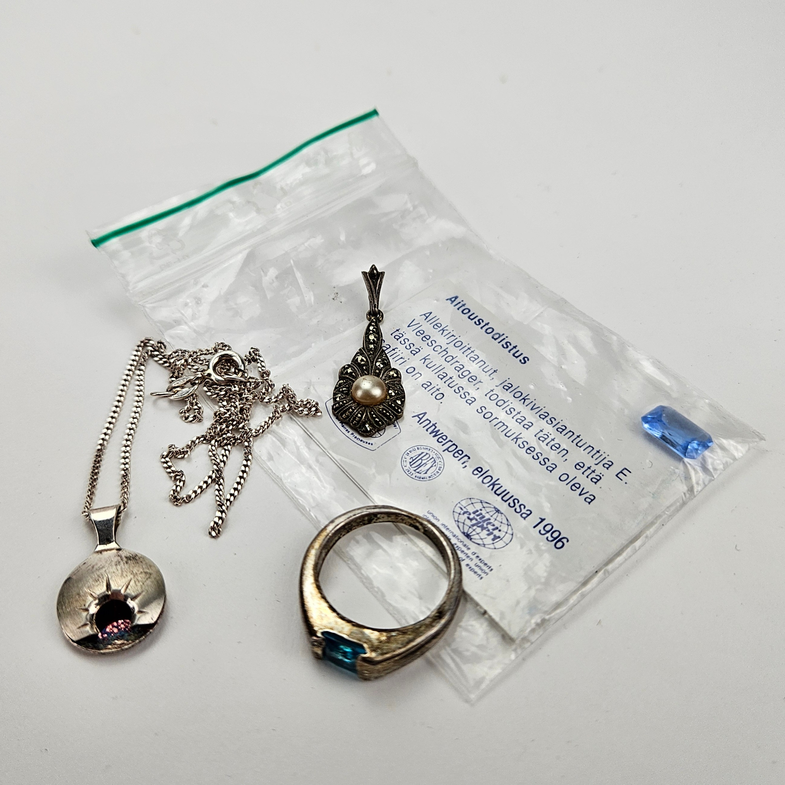 SMYCKEN, 3 delar, bland annat Midnattssolsmycket, Luleå, STEN, troligen slipad safir.