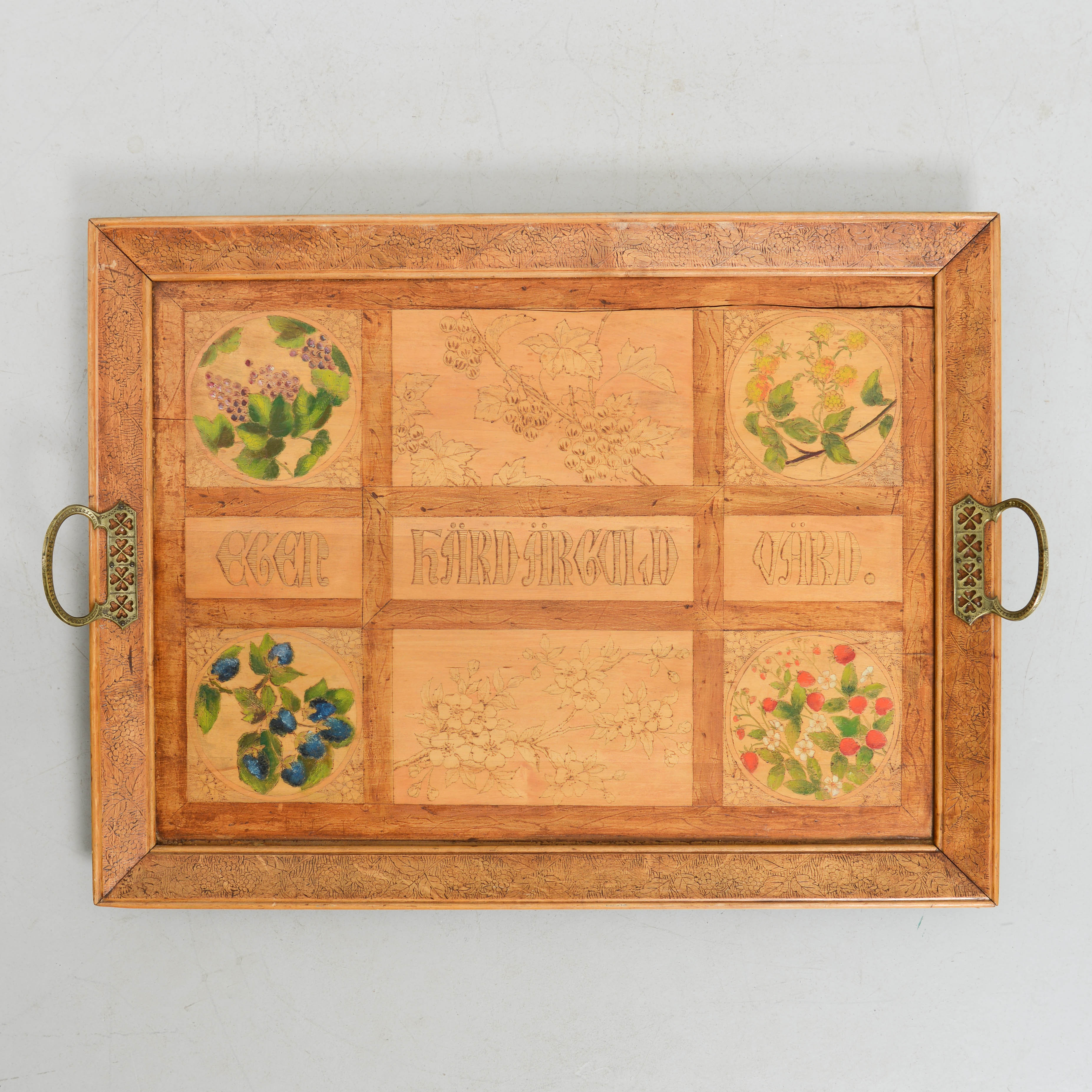 BRICKA, trä, "Eder härd är guld värd", 1900-talets första del.