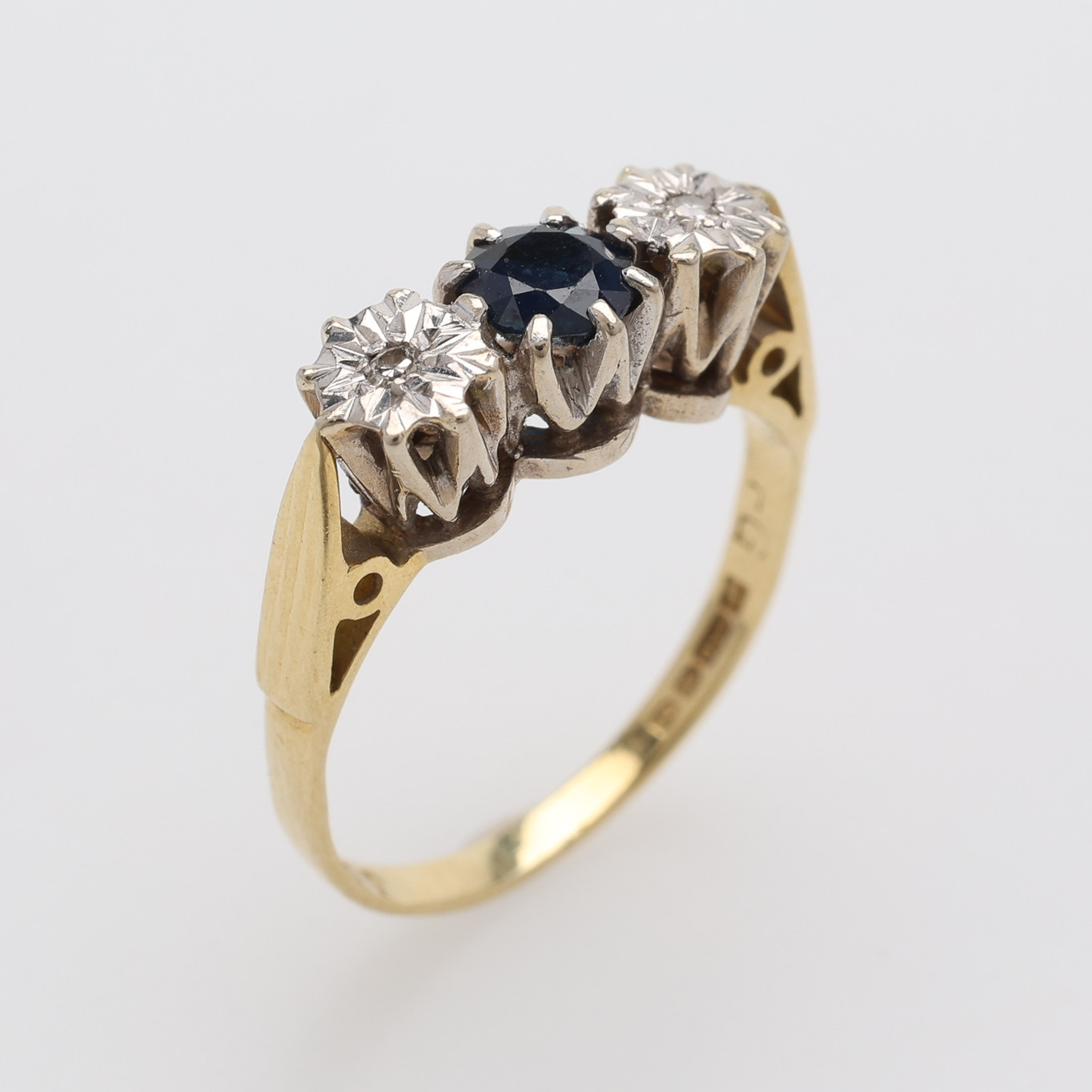 RING, 18K GULD, SMÅ DIAMANTER & TOPAS, STORBRITANNIEN, TOTALT Ca. 2,9 g.