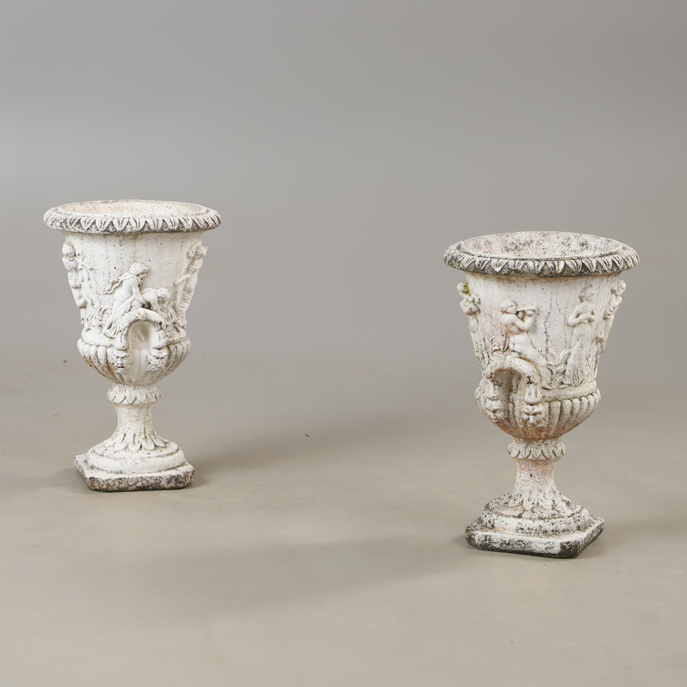 TRÄDGÅRDSURNOR, 1 par, målad betong, 1900-tal.