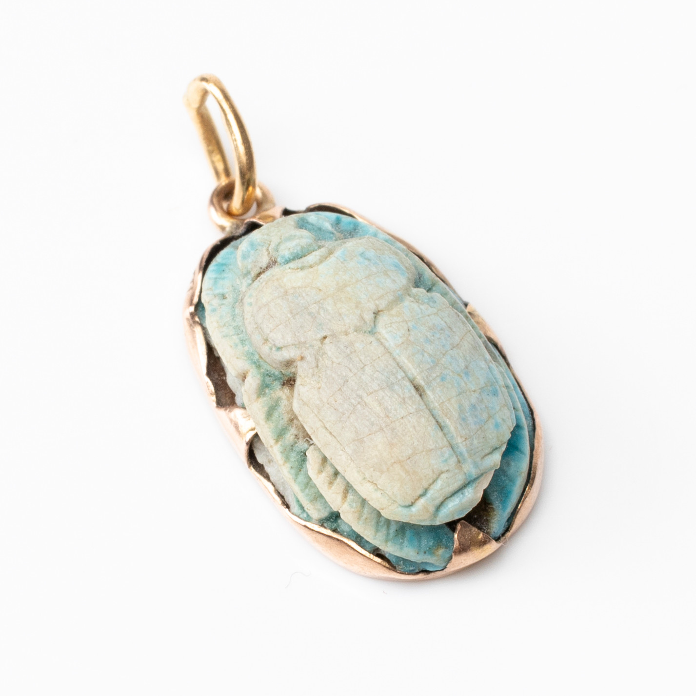 HÄNGE, Skarabé av glaserad keramik, infattad i 14K guld.