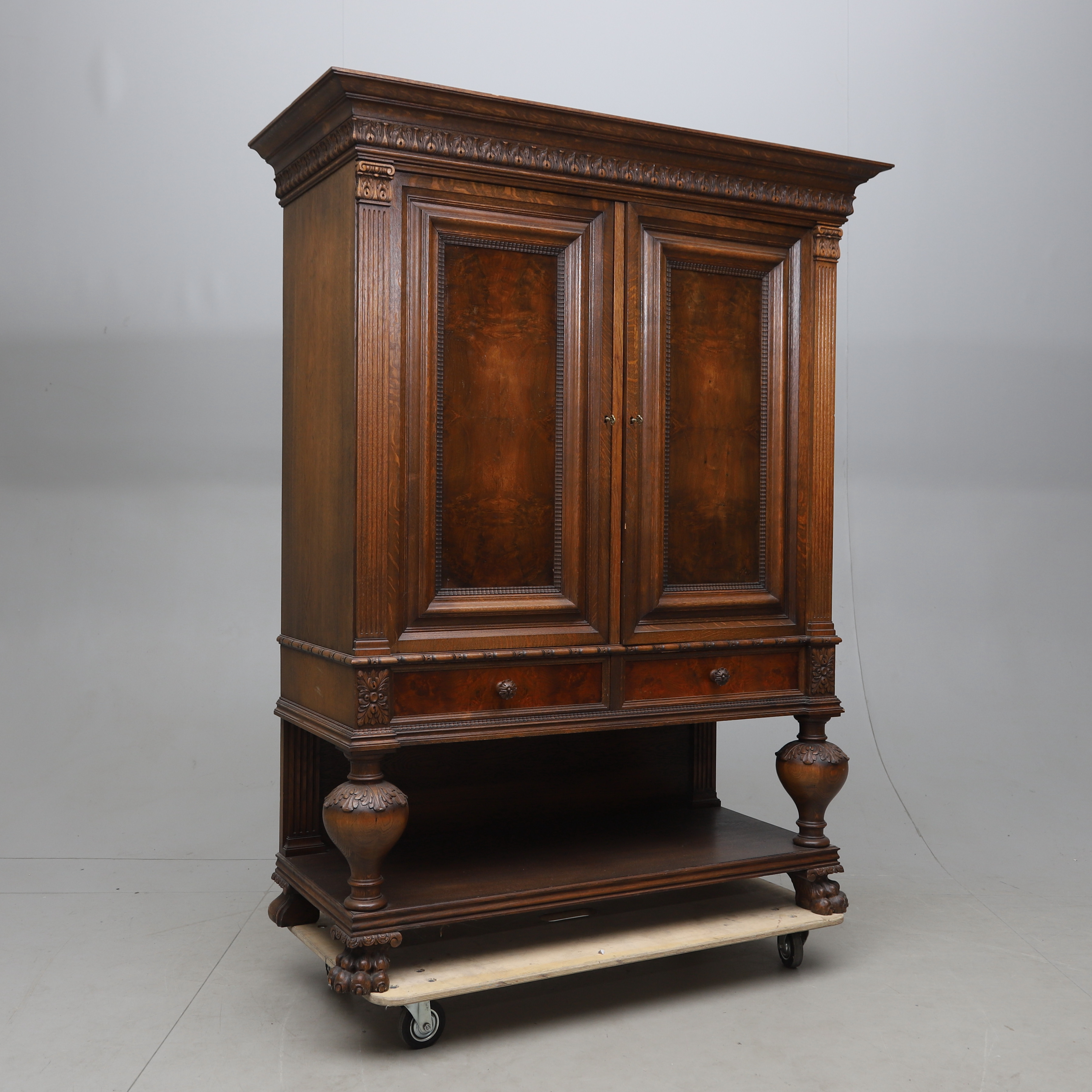 MATSALSSKÅP, barockstil, Carl Johanssons Möbleringsaffär, Stockholm, 1900-talets första hälft.