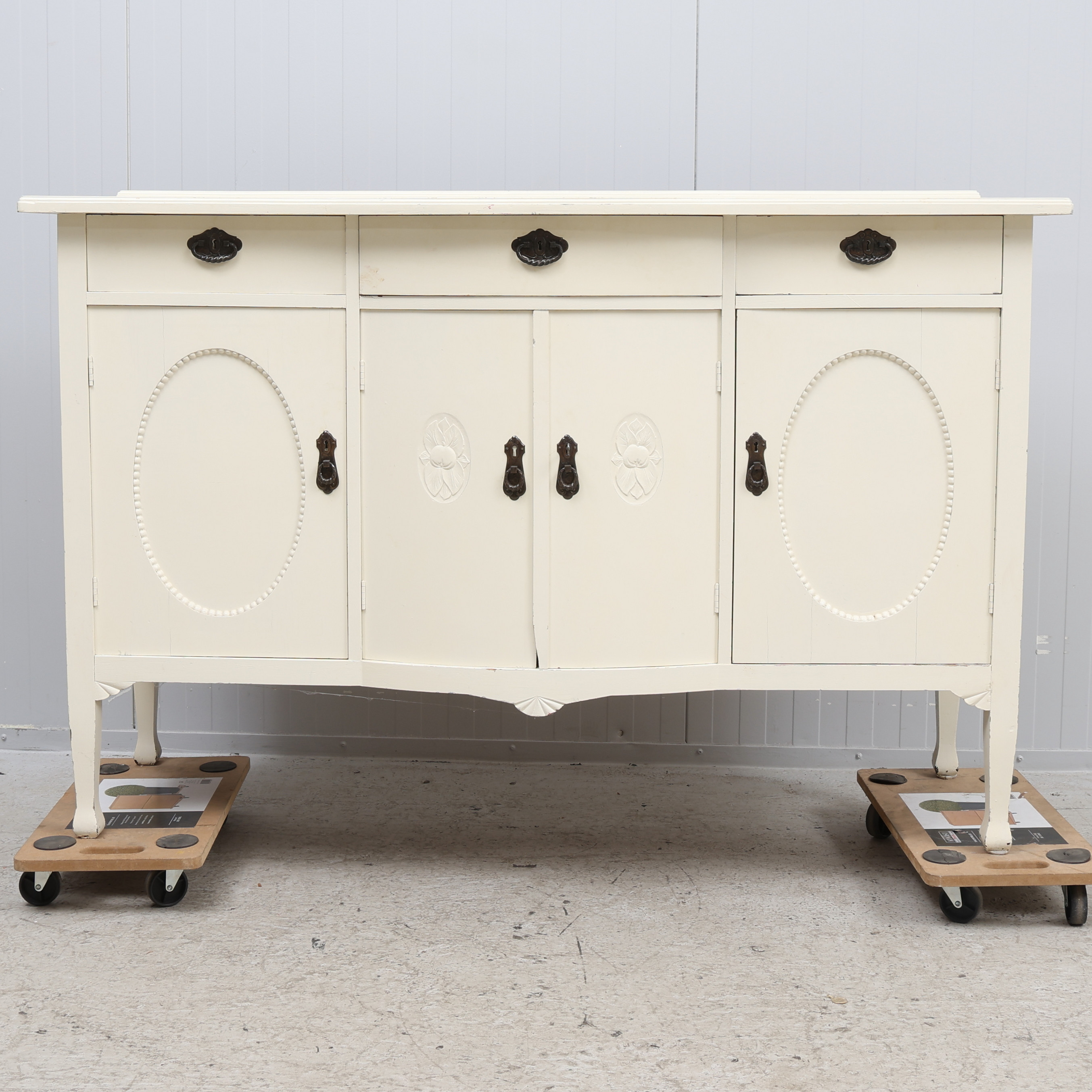 SKÄNK, Äpplet, vitmålad ek, jugend, 1900-talets första hälft.