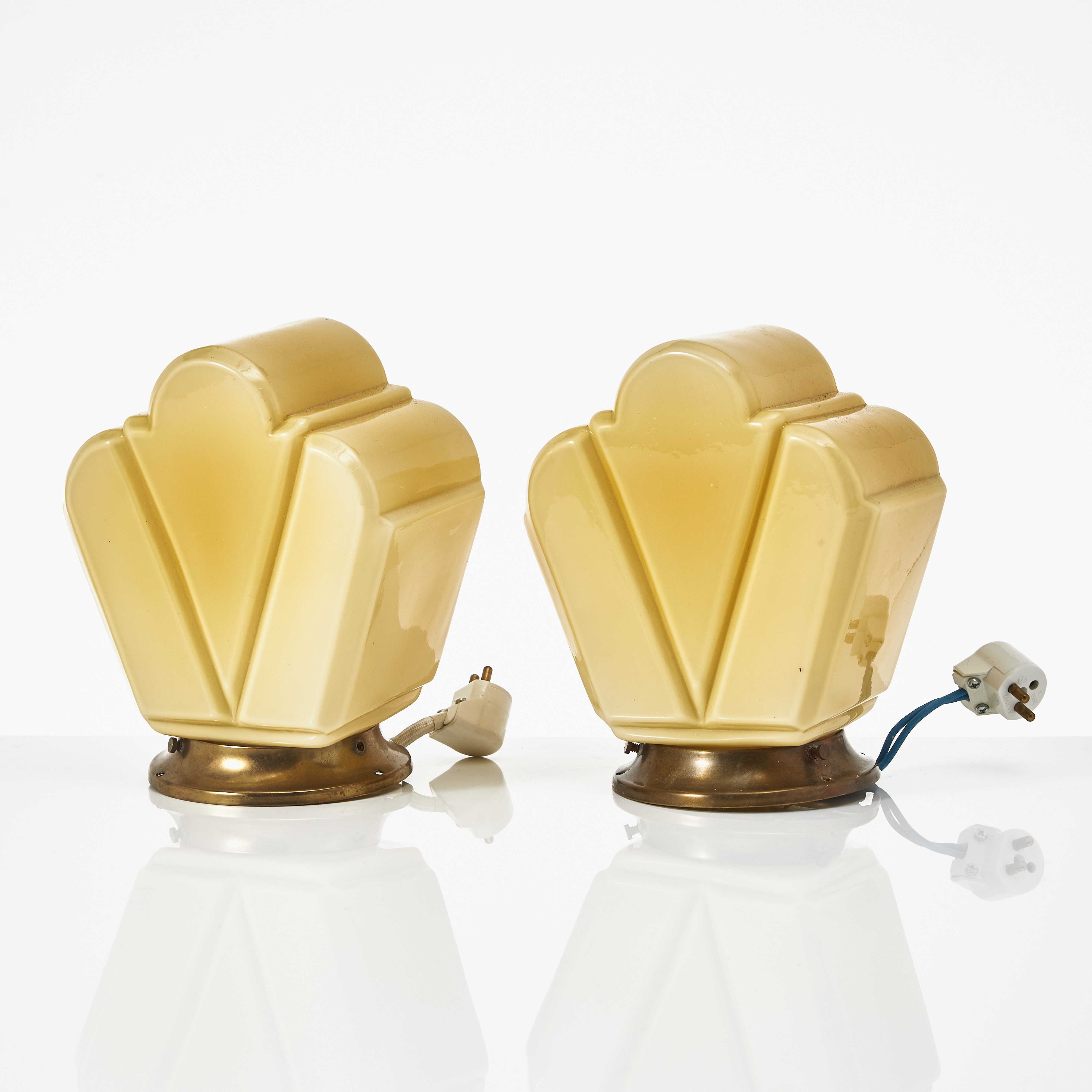 TAKLAMPOR / VÄGGLAMPOR, 1 par, gult glas och mässing, 1900-talets första hälft.