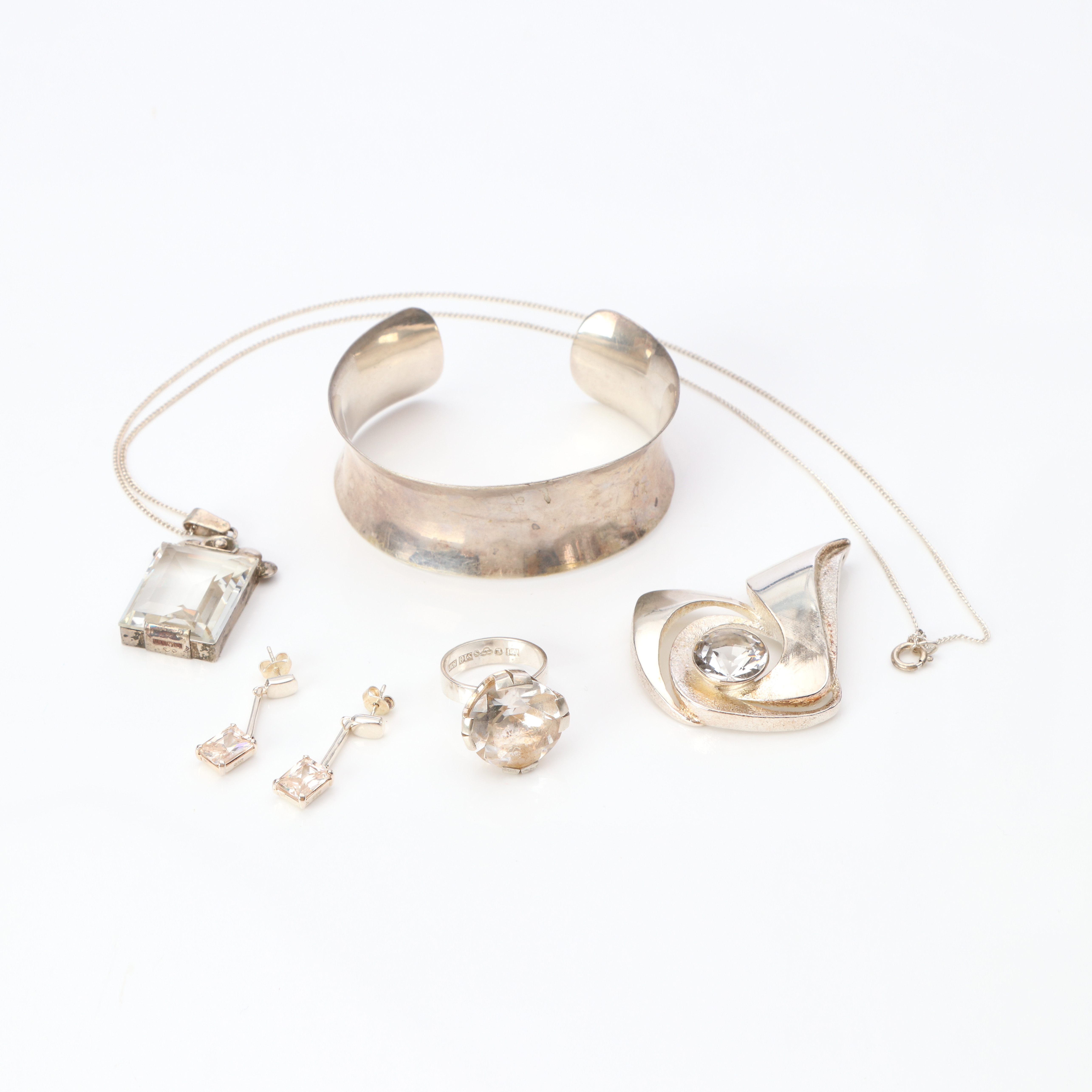 PARTI SMYCKEN, FEM ST. Silver och sterlingsilver med färglösa stenar, totalvikt ca.