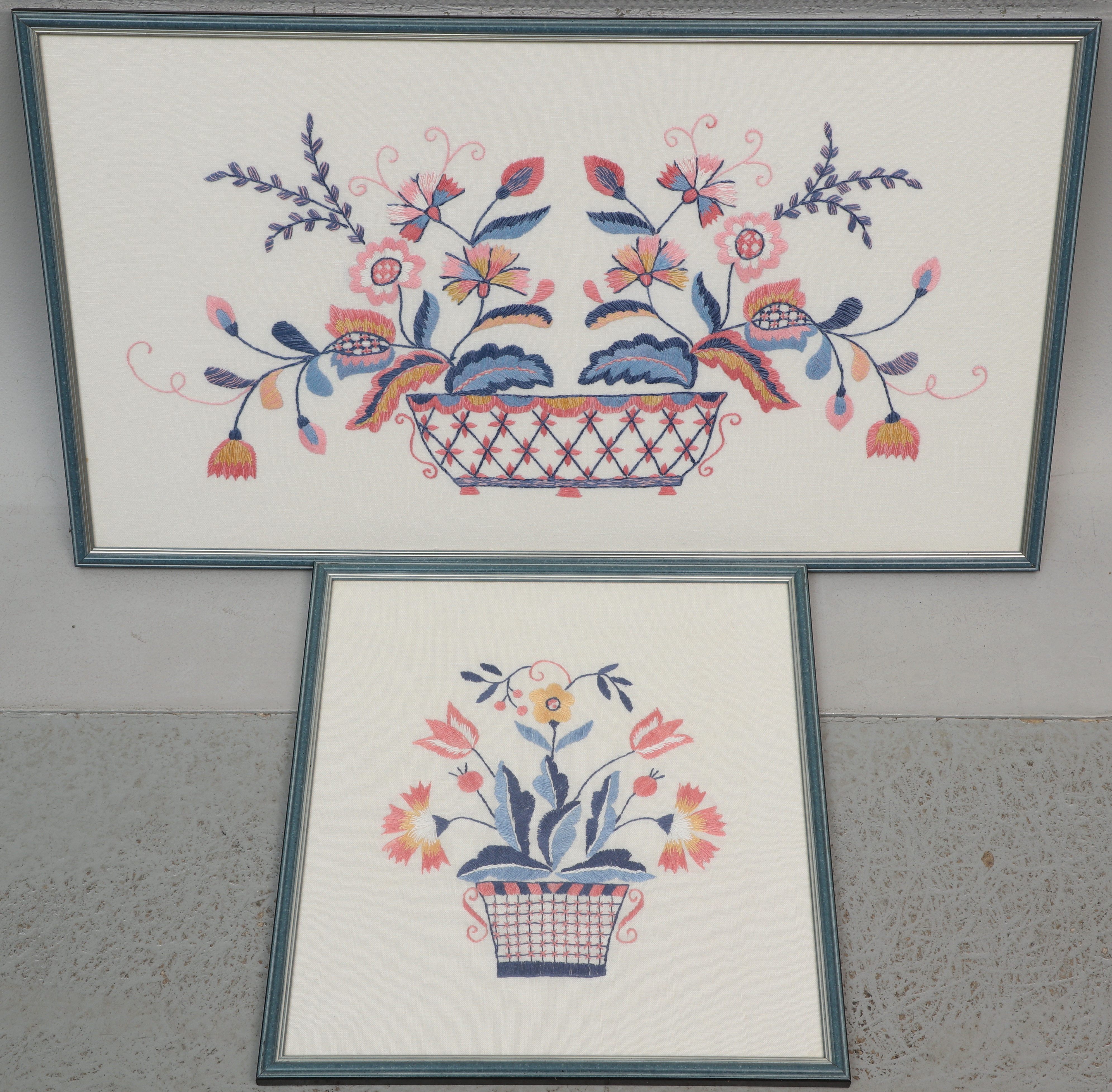 TAVLOR, 2 st, Blekingesöm, textil, glas & träram.