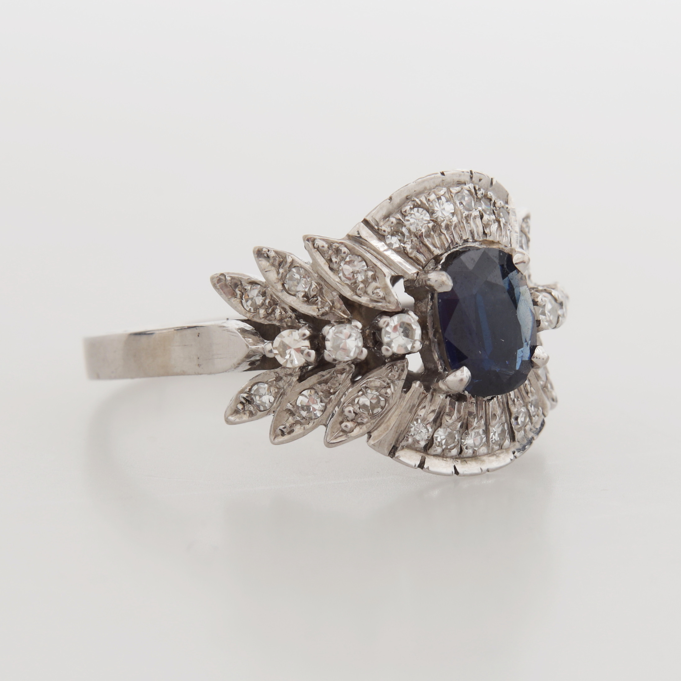 RING med safir samt diamanter, vitguld, 18K, totalvikt 6,06 gram.