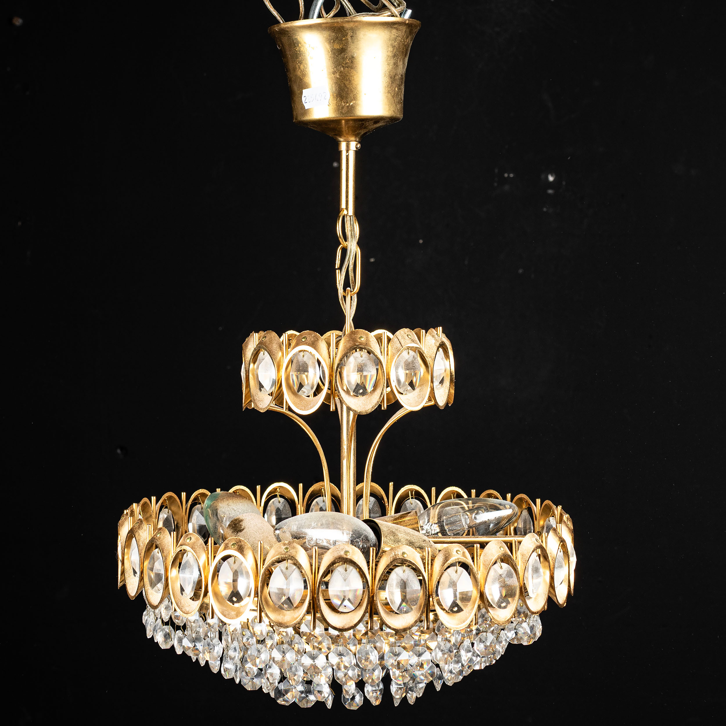 TAKLAMPA, gulmetall och prismor, 1900 - talets andra hälft.