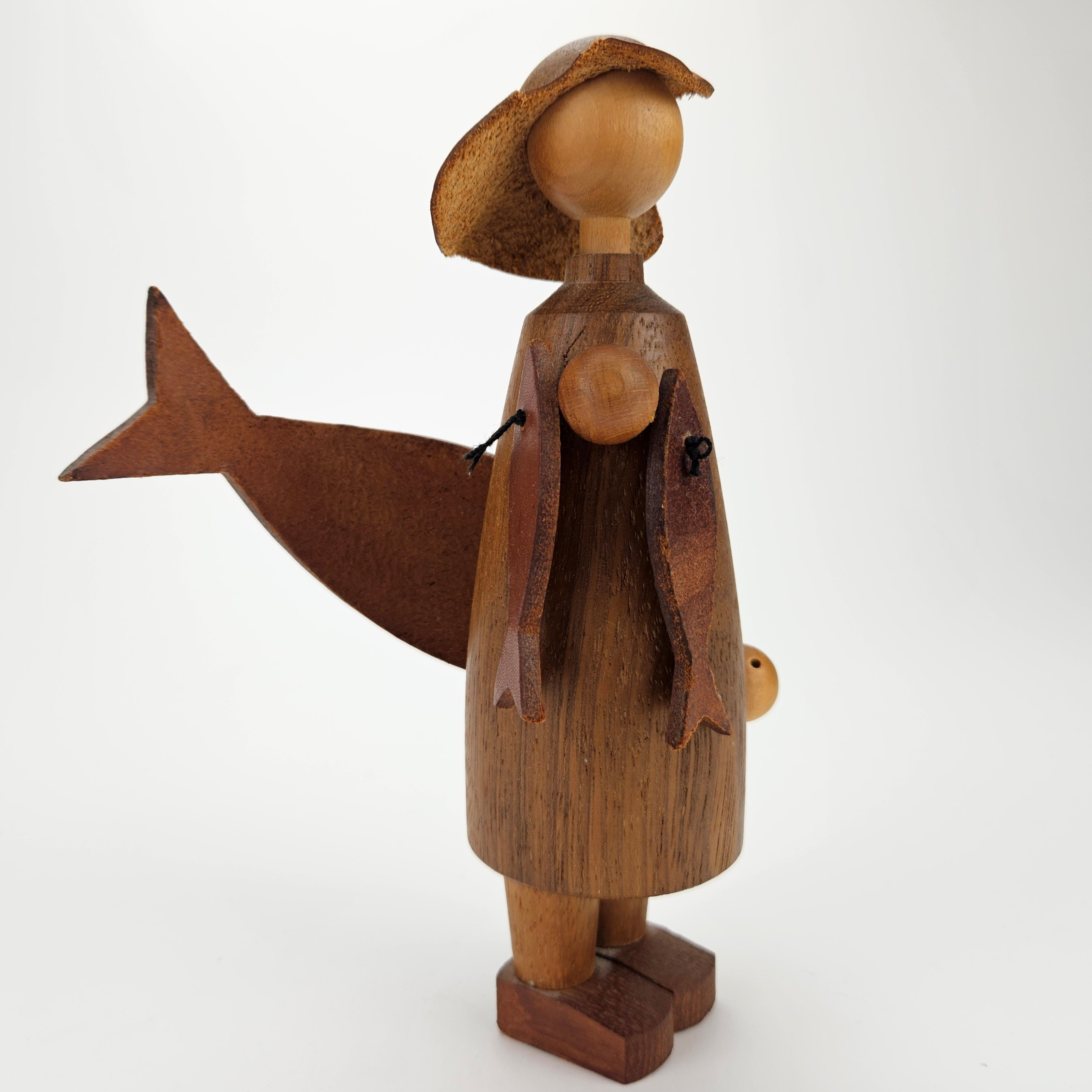 ARNE TJOMSLAND. TILLSKRIVEN. Fiskare. Skulptur, trä och läder, osignerad.