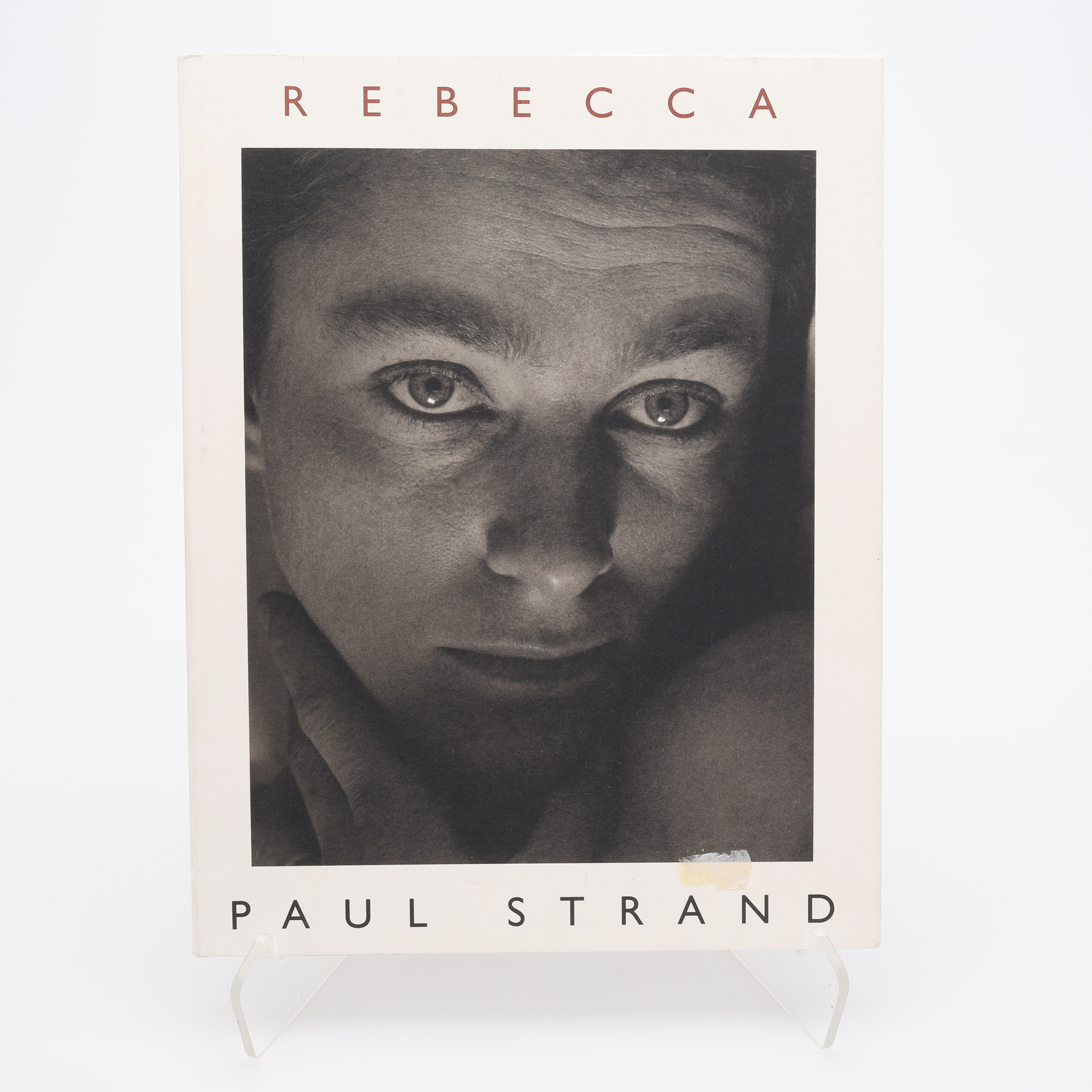 FOTO. DEN AMERIKANSKE FOTOGRAFEN & FILMAREN PAUL STRANDS REBECCA TILL EN UTSTÄLLNING I NEW YORK 1996.