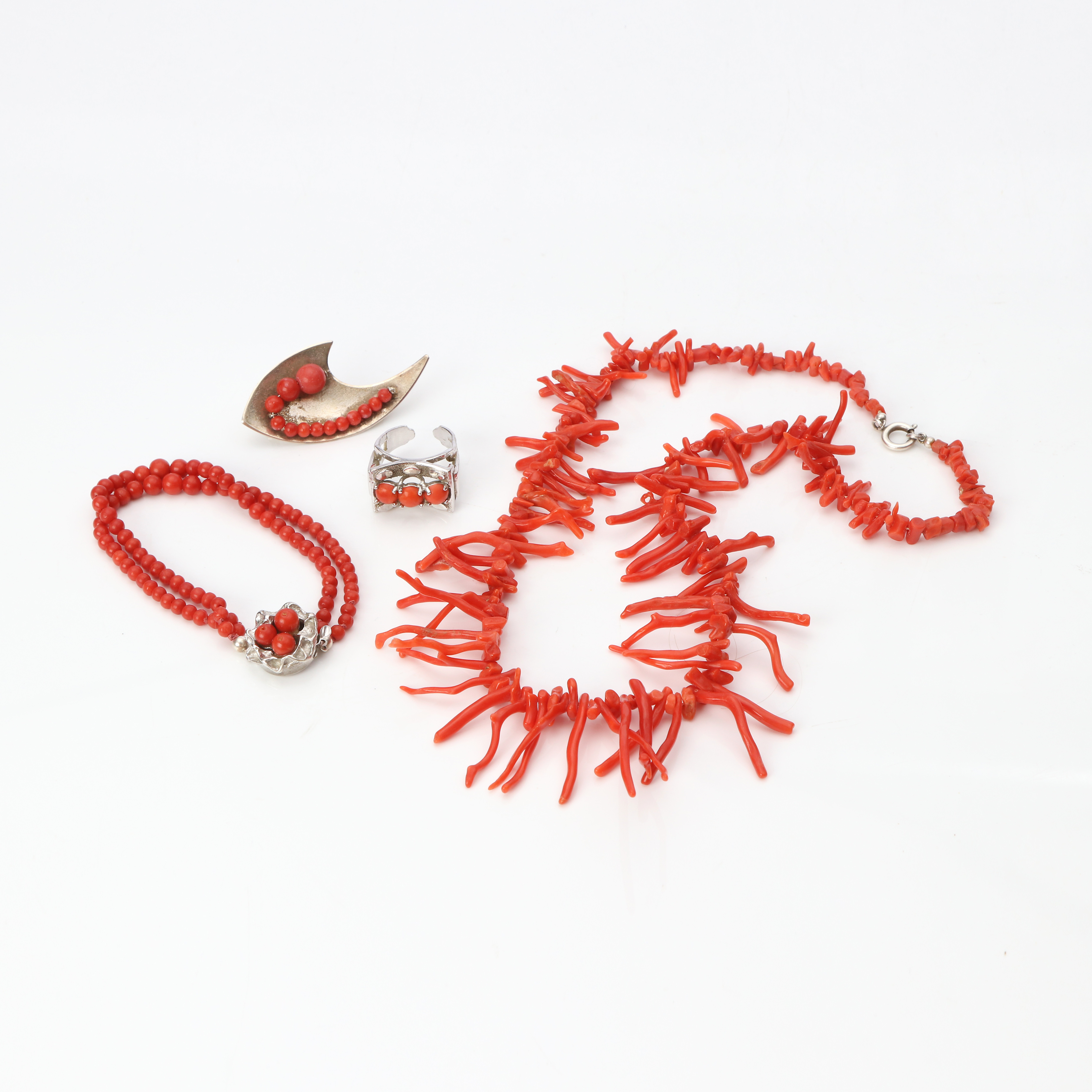 SMYCKEN, FYRA ST. Silver och ädelkorall, en ring i försilvrad metall.